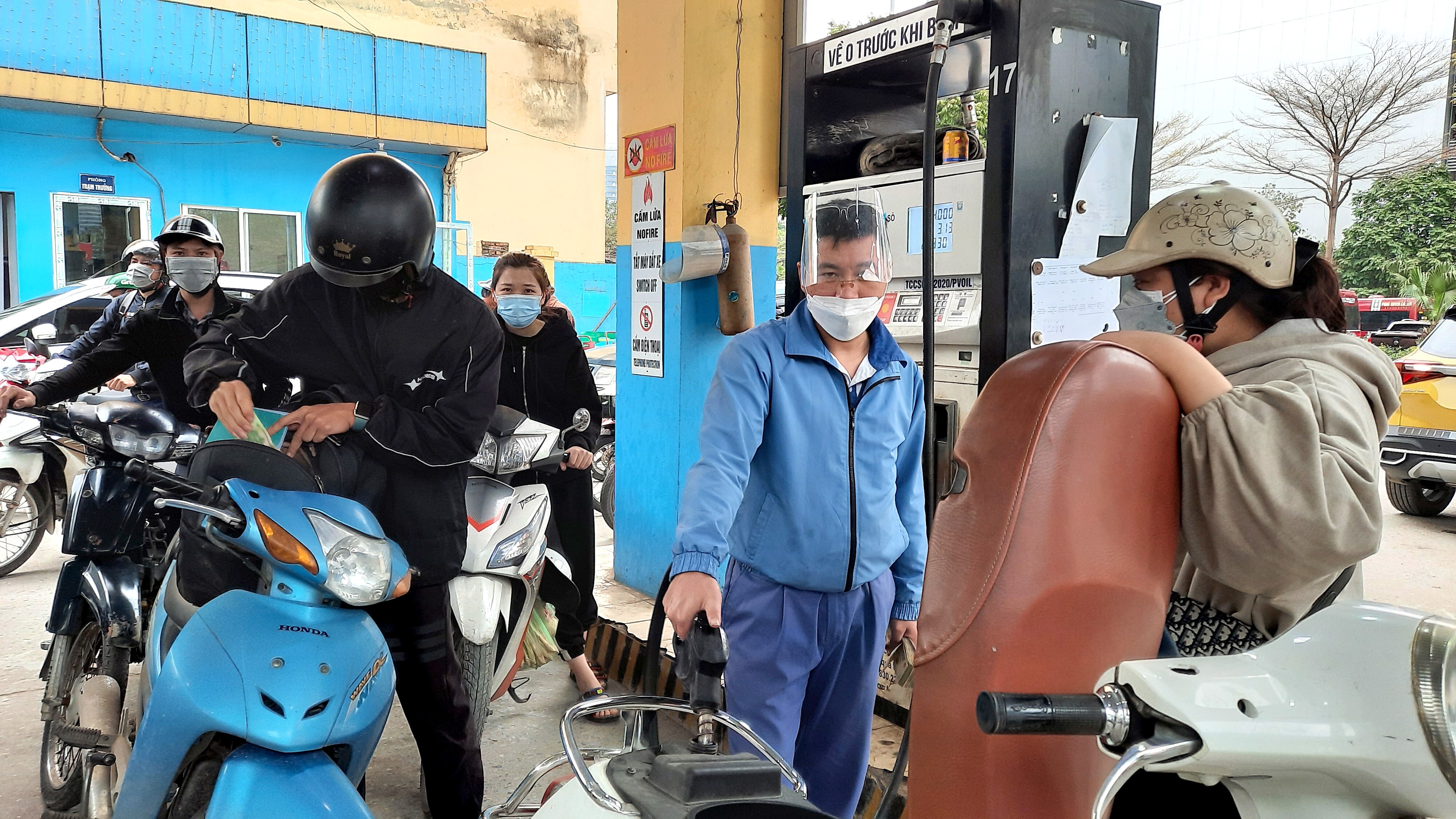 Một nh&acirc;n vi&ecirc;n b&aacute;n xăng, dầu ở đ&acirc;y cho biết, từ chiều h&ocirc;m qua đến s&aacute;ng nay lượng người đến đổ đ&ocirc;ng hơn ng&agrave;y thường rất nhiều.