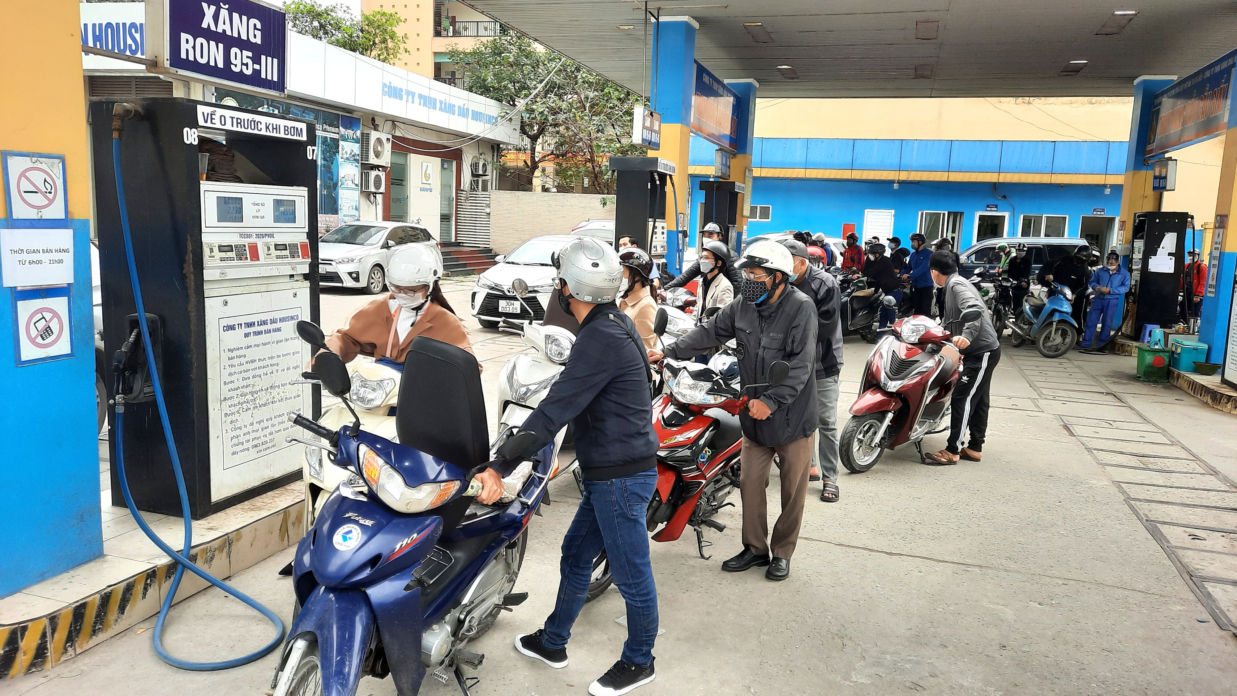 C&agrave;ng đến gần trưa, số người đến mua xăng, dầu c&agrave;ng nhiều.