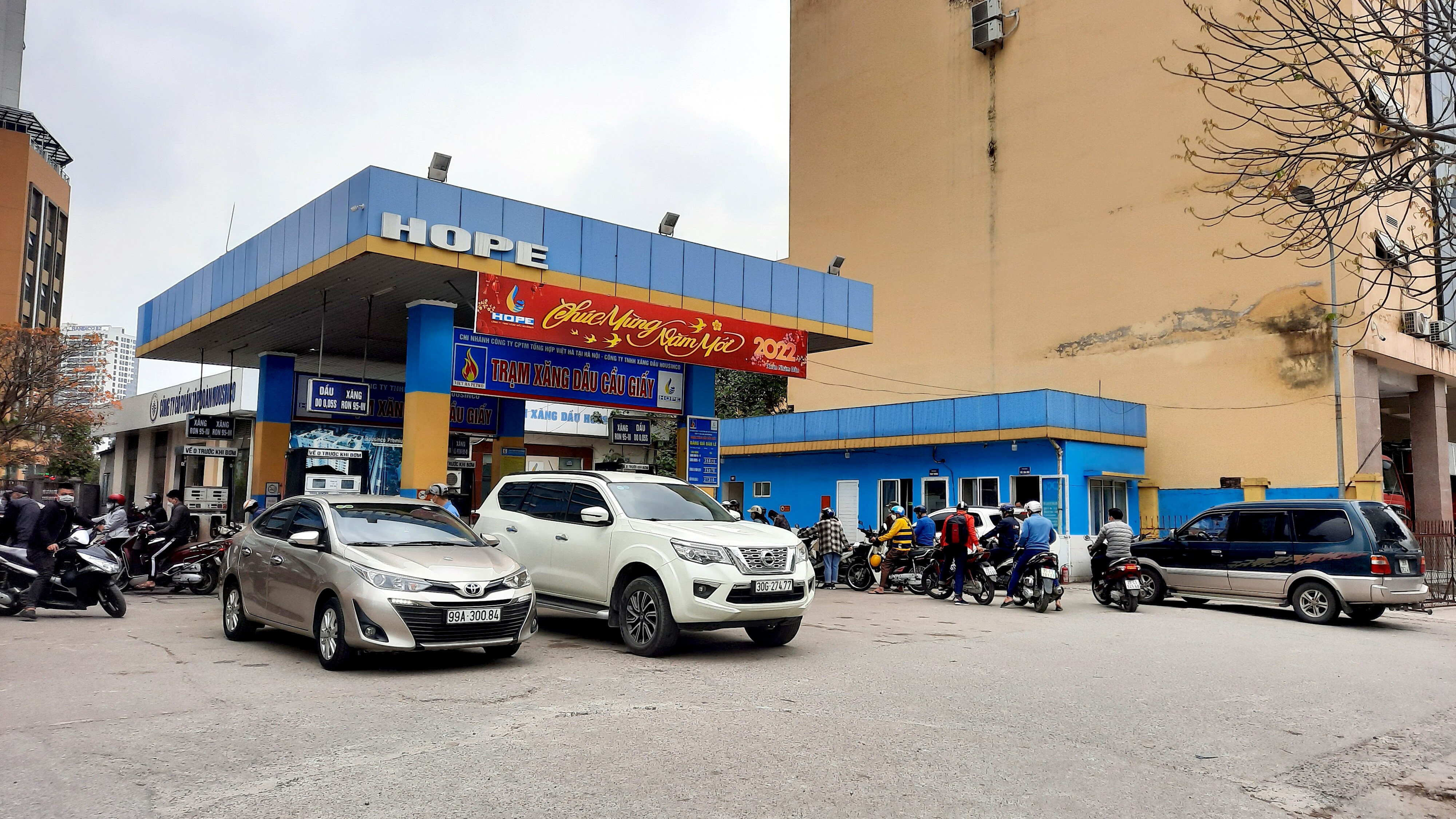 Trạm kinh doanh xăng, dầu tr&ecirc;n phố Dương Đ&igrave;nh Nghệ, quận Cầu Giấy cũng nườm nượp người ra v&agrave;o để đổ xăng, dầu.