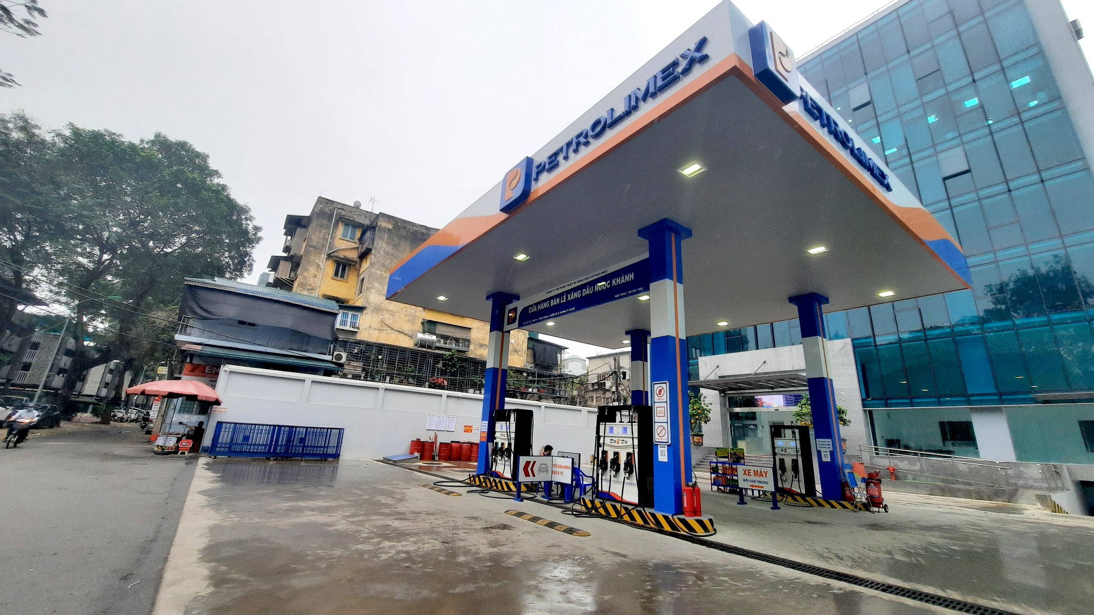 Ng&agrave;y 21/3 l&agrave; đến kỳ điều chỉnh gi&aacute; xăng dầu. Tuy nhi&ecirc;n, s&aacute;ng nay, nhiều cửa h&agrave;ng b&aacute;n xăng, dầu ở H&agrave; Nội đ&igrave;u hiu, vắng kh&aacute;ch.