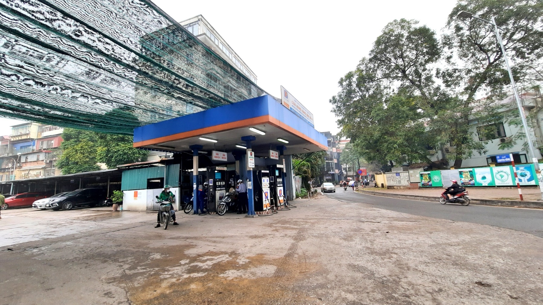 Tương tự, c&acirc;y xăng Vũ Ngọc Phan cũng vắng hoe trong s&aacute;ng 21/3.