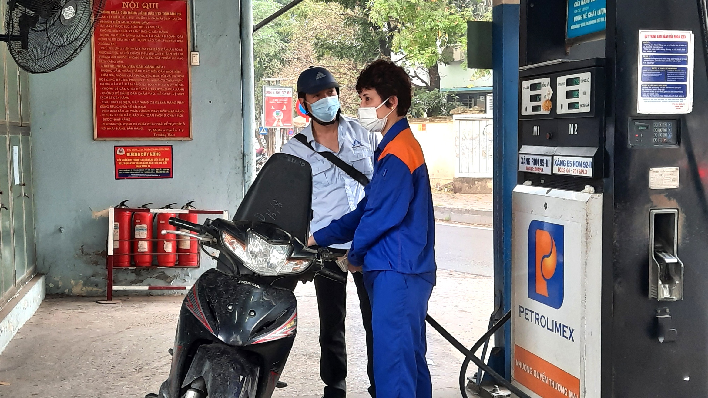 Anh Tuấn - một người mua xăng tại trạm xăng Vũ Ngọc Phan cho biết, d&ugrave; biết l&agrave; chiều n&agrave;y xăng c&oacute; thể giảm s&acirc;u nhưng do xe gần hết xăng n&ecirc;n s&aacute;ng nay t&ocirc;i vẫn phải đổ, nếu c&ograve;n đủ đi th&igrave; cũng chờ đến chiều mới mua xăng".