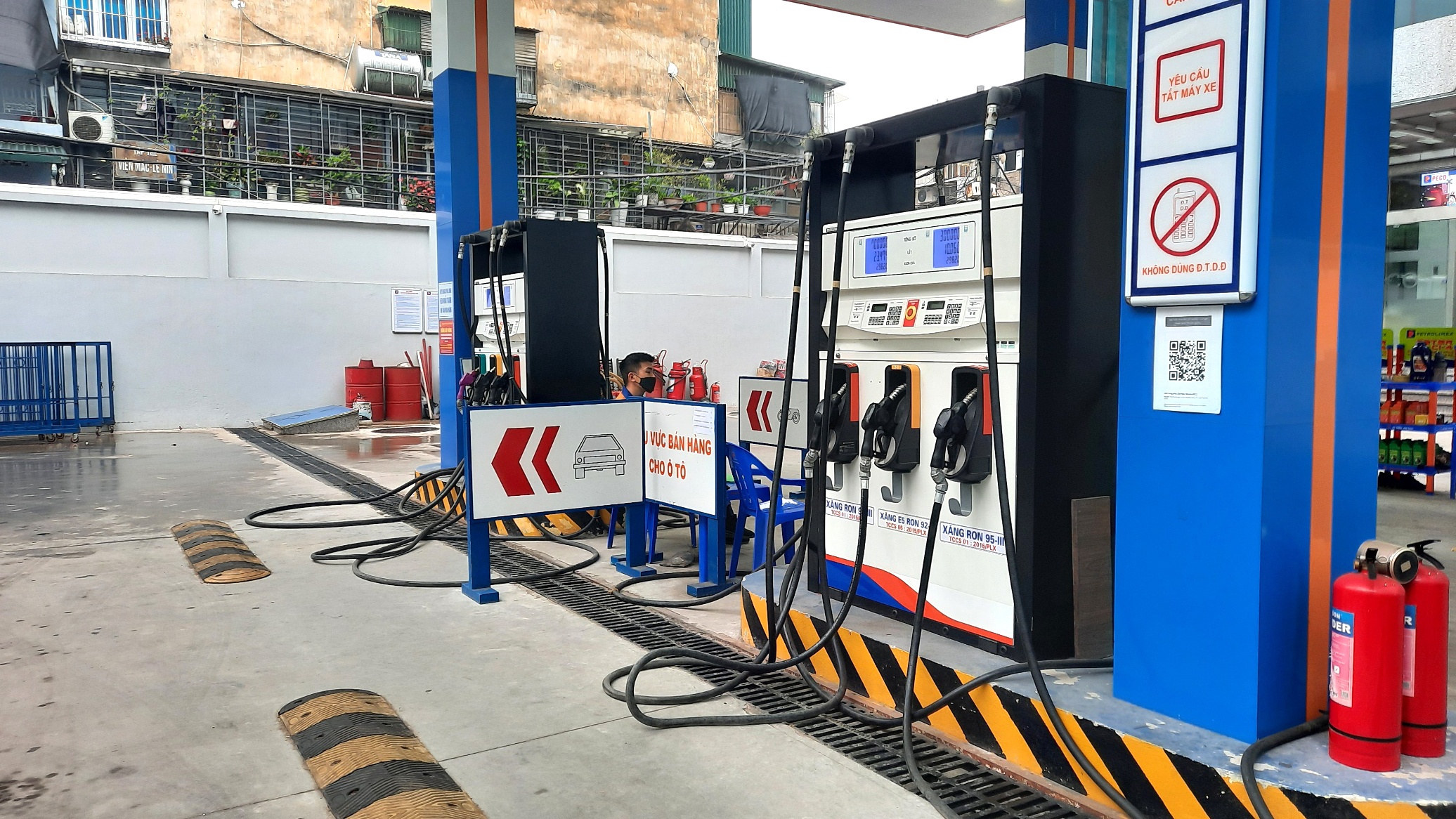 "S&aacute;ng nay rất vắng kh&aacute;ch, kể cả giờ cao điểm đi l&agrave;m cũng chỉ l&aacute;c đ&aacute;c người gh&eacute; đổ xăng", nh&acirc;n vi&ecirc;n cửa h&agrave;ng xăng, dầu tr&ecirc;n phố Nguyễn C&ocirc;ng Hoan cho hay.