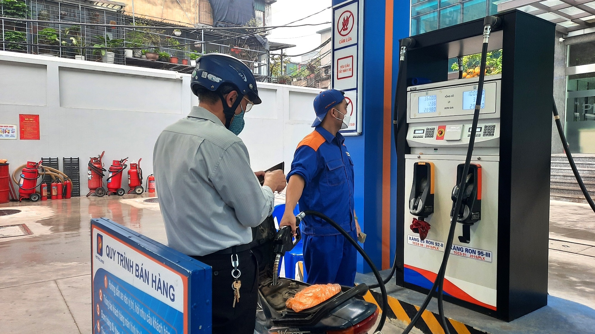 Nh&acirc;n vi&ecirc;n b&aacute;n h&agrave;ng cho biết, c&oacute; lẽ người d&acirc;n nghĩ chiều nay gi&aacute; xăng, dầu sẽ giảm n&ecirc;n "để d&agrave;nh" chưa mua trong s&aacute;ng nay.