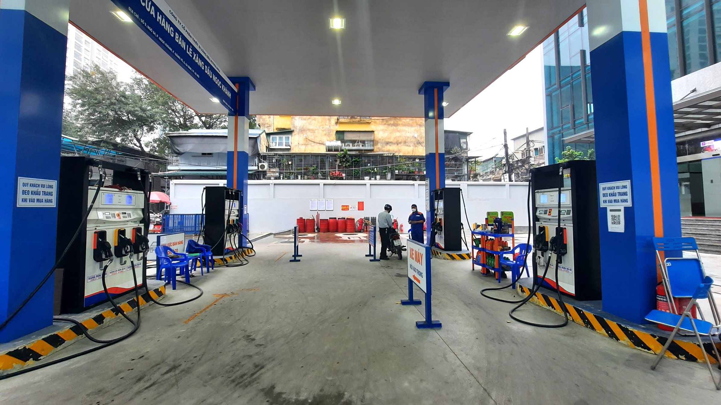 Ghi nhận của PV B&aacute;o Giao th&ocirc;ng tại cửa h&agrave;ng xăng dầu tr&ecirc;n phố Nguyễn C&ocirc;ng Hoan (quận Ba Đ&igrave;nh) cho thấy, phải chờ rất l&acirc;u mới c&oacute; kh&aacute;ch h&agrave;ng v&agrave;o đ&acirc;y mua xăng, dầu.