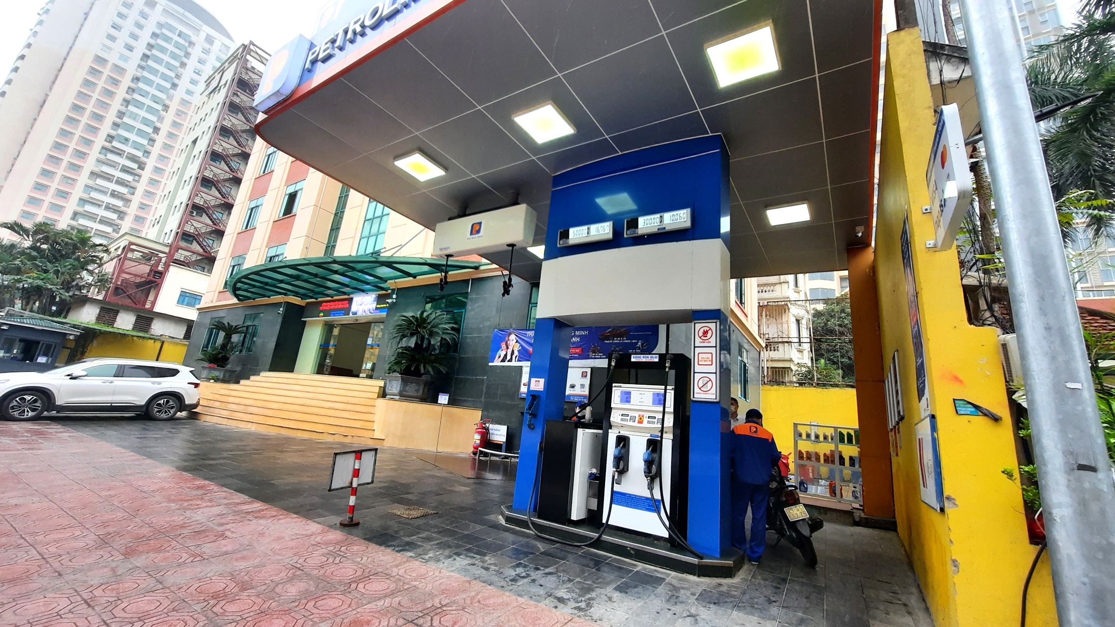 Tr&aacute;i ngước với h&igrave;nh ảnh người d&acirc;n xếp h&agrave;ng d&agrave;i chờ đến lượt mua xăng, dầu như trước mốc điều chỉnh gi&aacute; ở kỳ lần trước (11/3), s&aacute;ng nay trạm xăng tr&ecirc;n phố Th&agrave;nh C&ocirc;ng thưa vắng người.