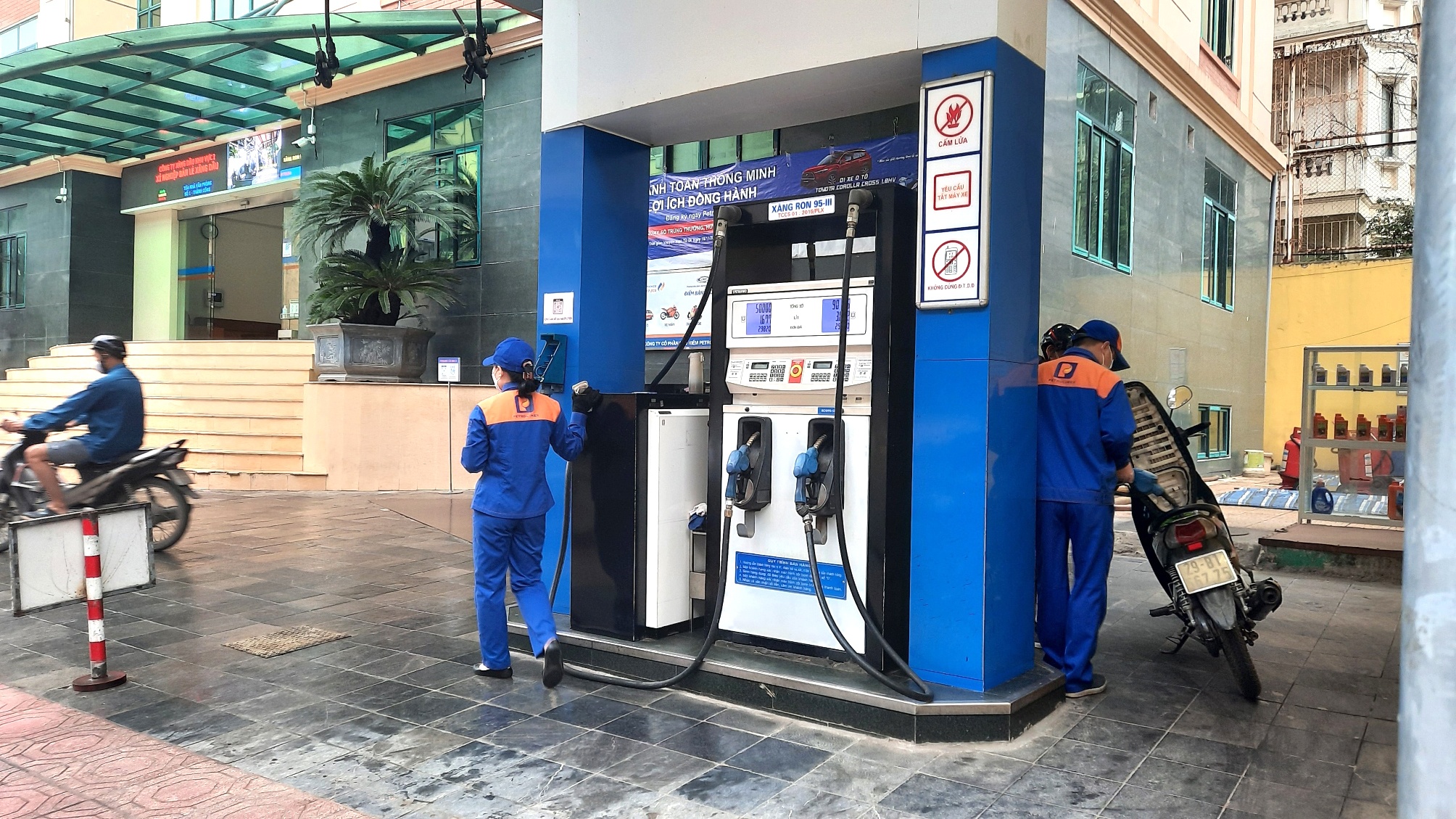 L&aacute;c đ&aacute;c mới c&oacute; một v&agrave;i người điều khiển xe m&aacute;y v&agrave;o đổ xăng, c&ograve;n vắng b&oacute;ng kh&aacute;ch đi &ocirc; t&ocirc;.