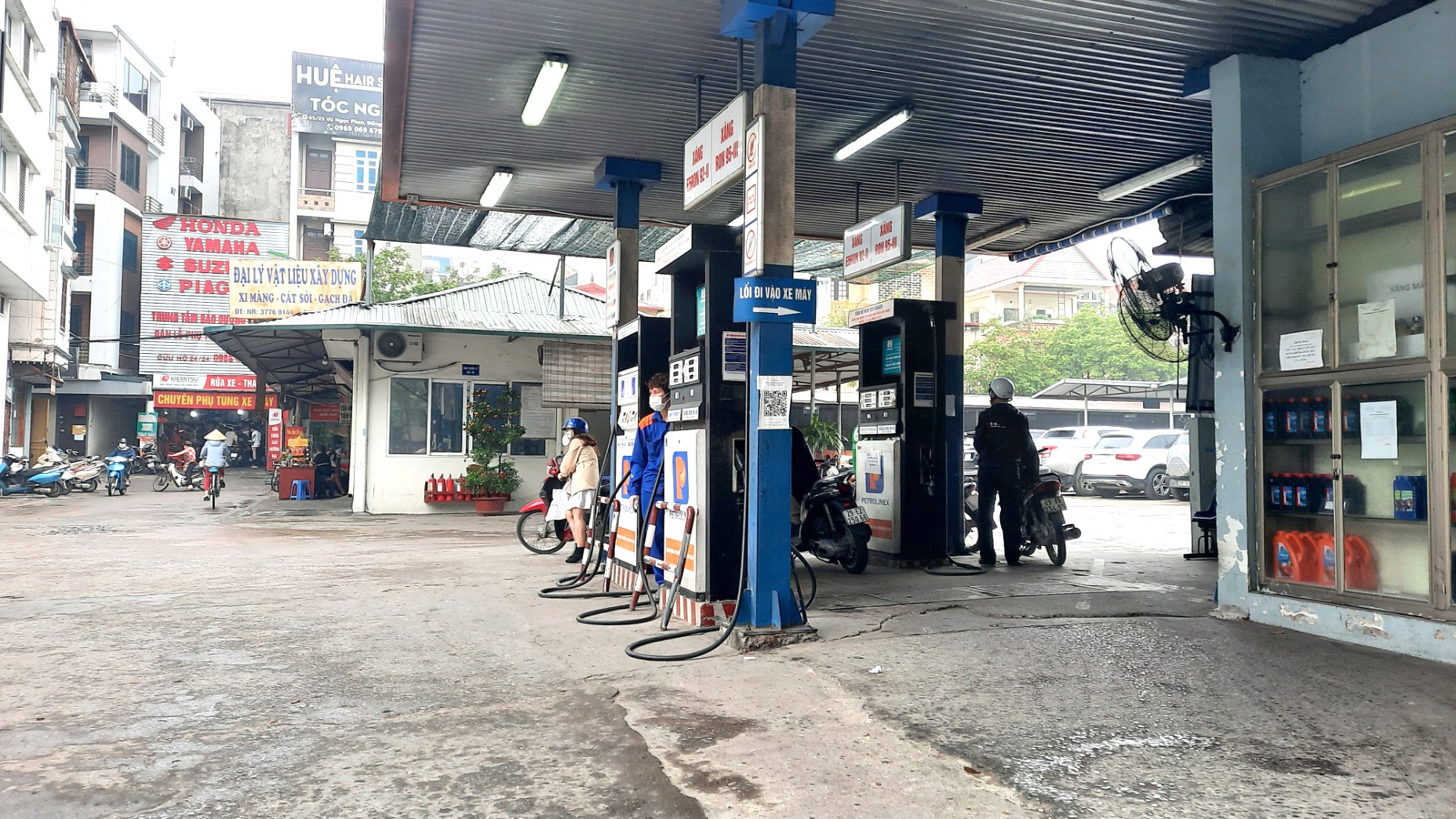 "Chỉ c&oacute; v&agrave;i người đi xe m&aacute;y v&agrave;o đổ xăng th&ocirc;i", một nh&acirc;n vi&ecirc;n ở đ&acirc;y cho biết.