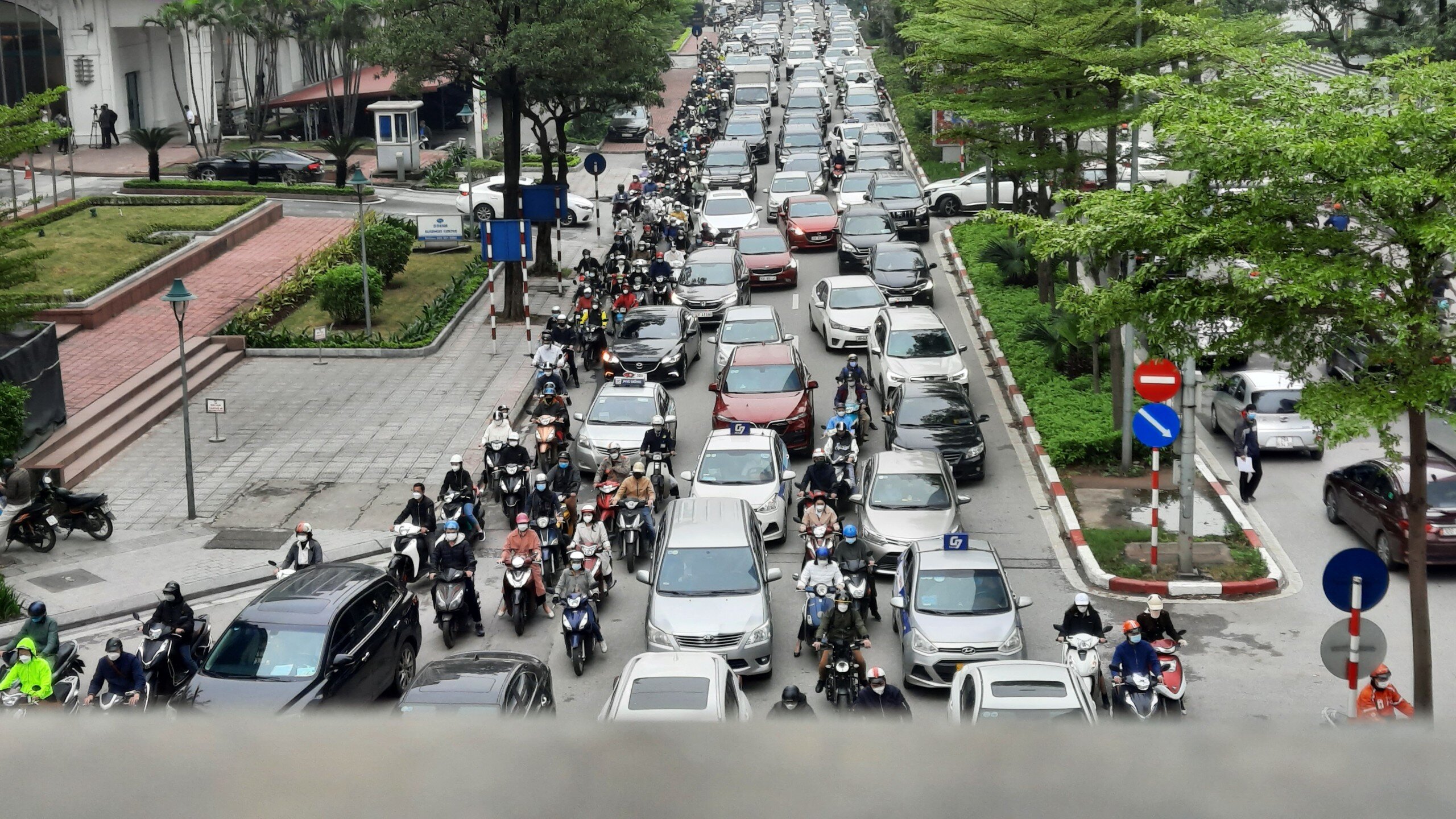 Gần một tuần nay, số ca nhiễm Covid-19 tại H&agrave; Nội c&oacute; xu hướng giảm mạnh, cuộc sống b&igrave;nh thường của người d&acirc;n dần trở lại, đ&acirc;y cũng l&agrave; l&uacute;c một số tuyến phố tại Thủ đ&ocirc; trở lại h&igrave;nh ảnh &ugrave;n tắc như thường lệ.