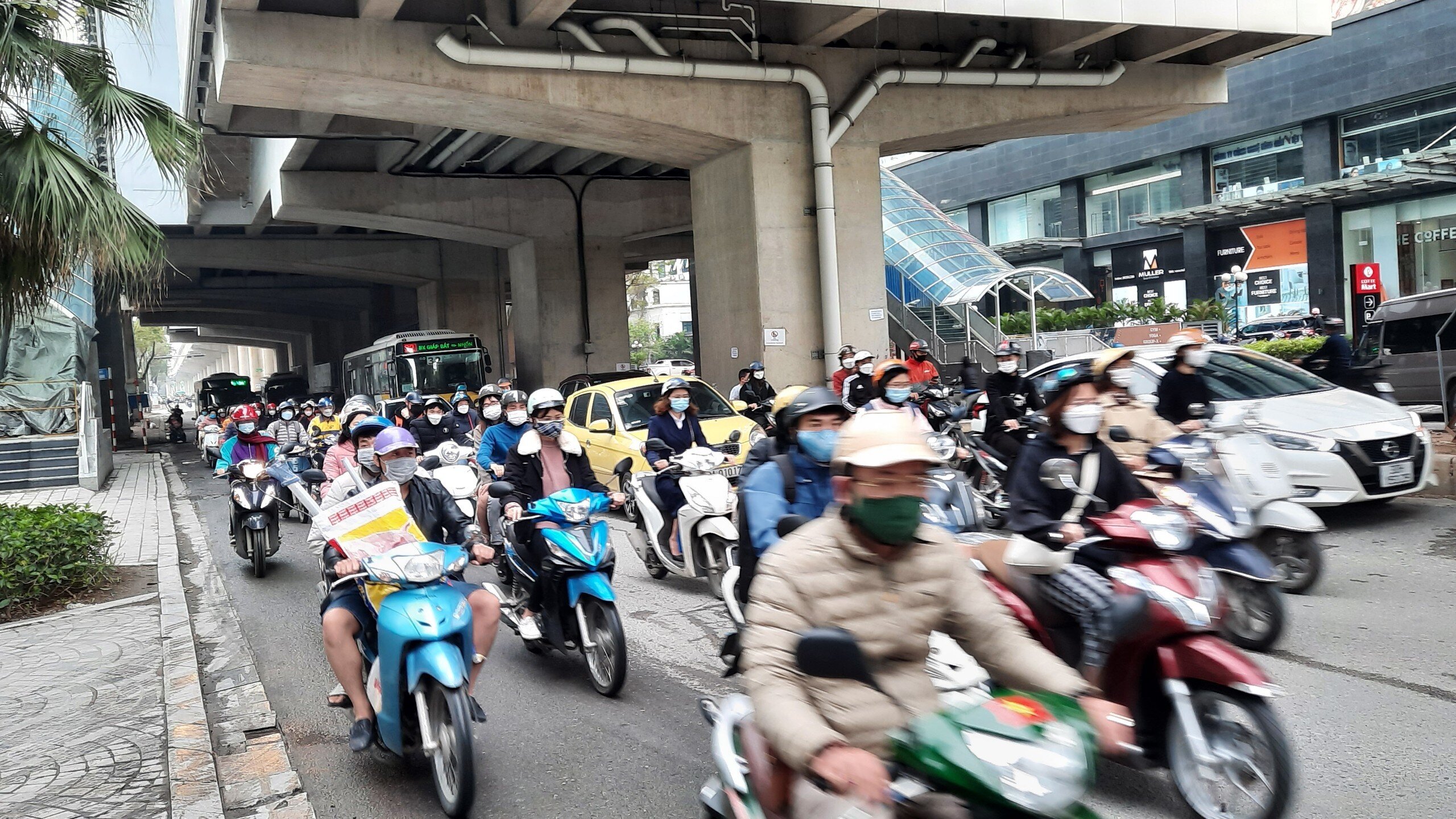 Phố Cầu Giấy cũng xuất hiện t&igrave;nh trạng đ&ocirc;ng đ&uacute;c hơn so với tuần trước (thời điểm số ca nhiễm Covid-19 cao).