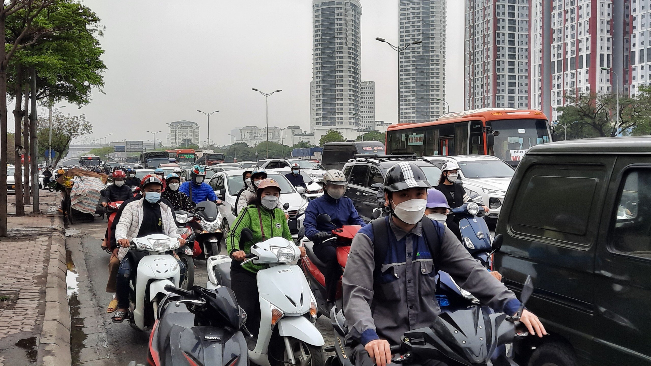 "C&oacute; lẽ số ca nhiễm Covid-19 ở H&agrave; Nội giảm mạnh n&ecirc;n cuộc sống đang dần trở lại b&igrave;nh thường. V&igrave; thế m&agrave; đường cũng đ&ocirc;ng hơn so với tuần trước. Mọi người trong cơ quan t&ocirc;i n&oacute;i vui với nhau l&agrave; "C&ocirc; Vy" dần đi qua th&igrave; "đặc sản" tắc đường H&agrave; Nội lại về", chị Thảo n&oacute;i.