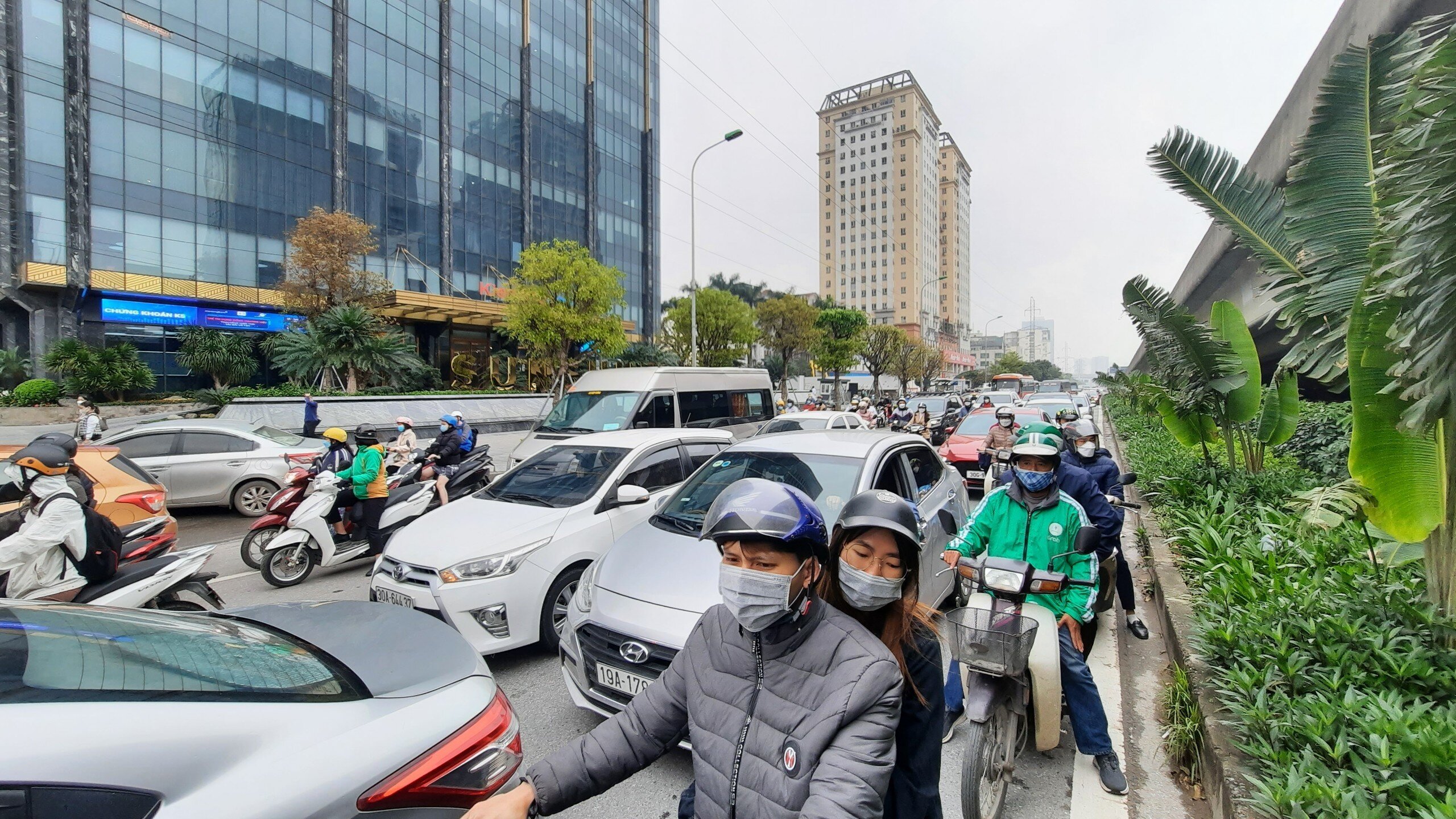 Đường Phạm H&ugrave;ng hướng từ n&uacute;t giao Mai Dịch về bến xe Mỹ Đ&igrave;nh cũng xuất hiện t&igrave;nh trạng người, xe chật cứng như n&ecirc;m.