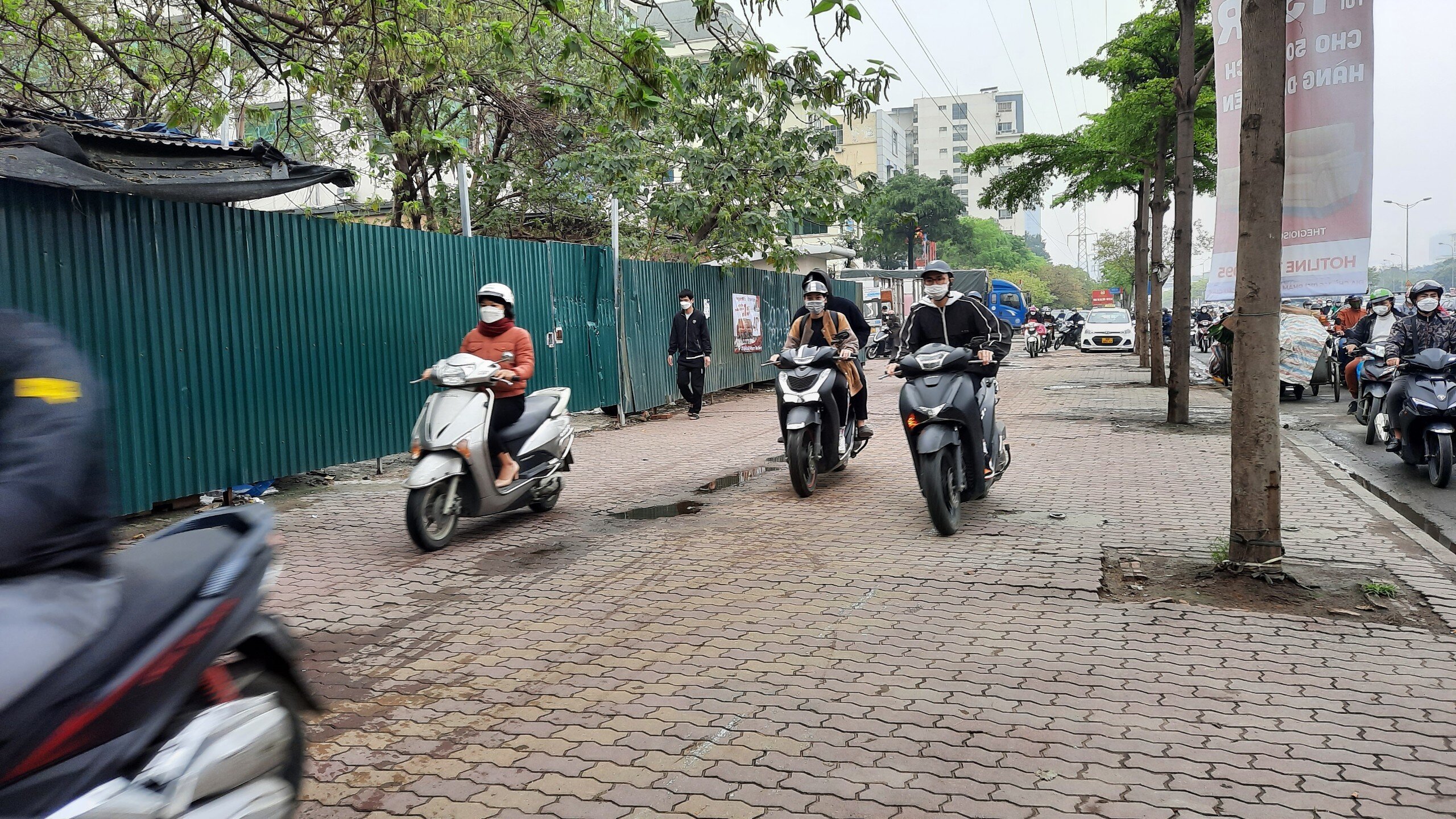 Nhiều người điều khiển xe m&aacute;y kh&ocirc;ng đủ ki&ecirc;n nhẫn đ&atilde; leo l&ecirc;n vỉa h&egrave; để di chuyển tại đường Phạm H&ugrave;ng.