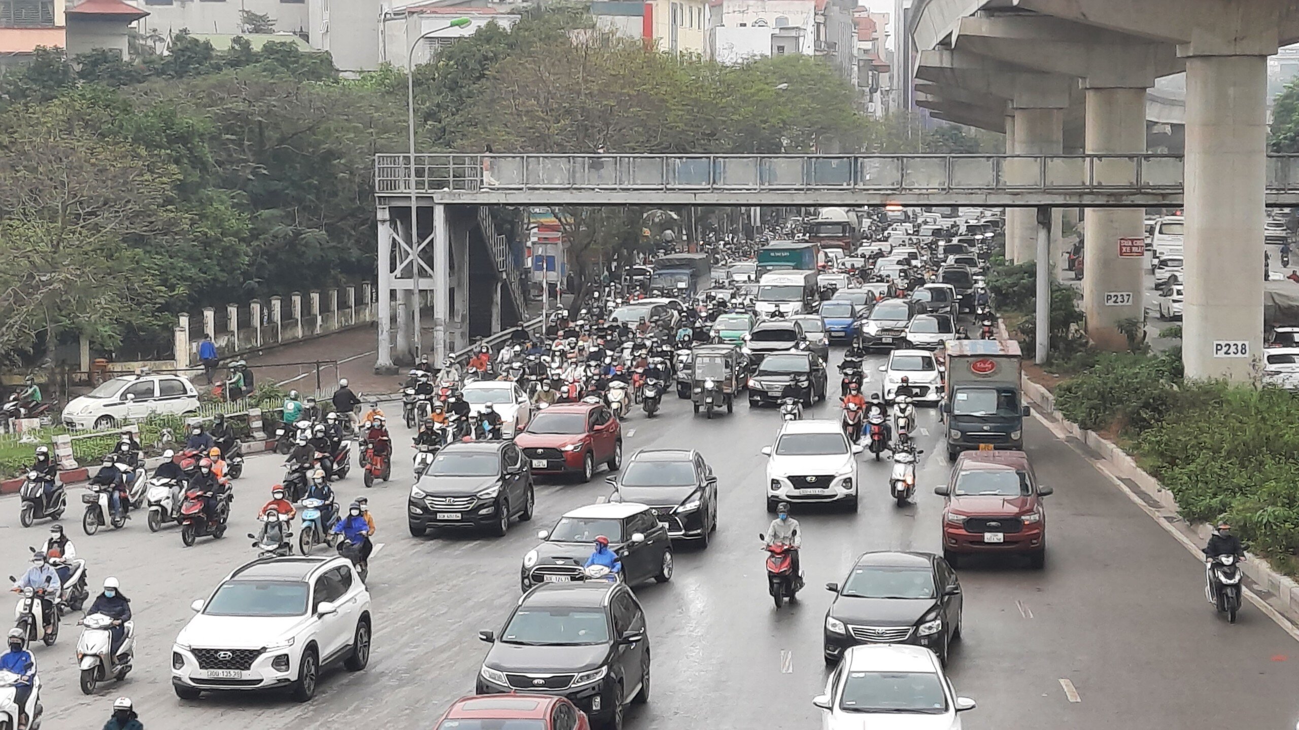 Chị Trần Phương Thảo (quận Cầu Giấy) cho biết, mấy tuần trước từ nh&agrave; đến cơ quan ở quận Ba Đ&igrave;nh chỉ mất 15 ph&uacute;t, th&igrave; sang đến tuần n&agrave;y thời gian đi lại phải gấp đ&ocirc;i v&agrave;o đầu giờ s&aacute;ng v&agrave; cuối buổi chiều.