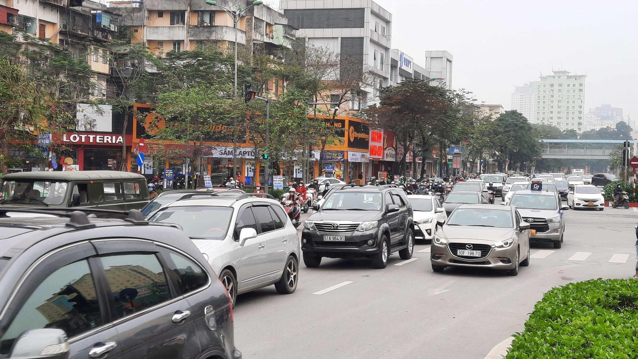 Những chiếc &ocirc; t&ocirc; phải nh&iacute;ch từng cm để c&oacute; thể di chuyển qua n&uacute;t giao Nguyễn Ch&iacute; Thanh - Huỳnh Th&uacute;c Kh&aacute;ng v&agrave;o l&uacute;c 8h30 s&aacute;ng nay.