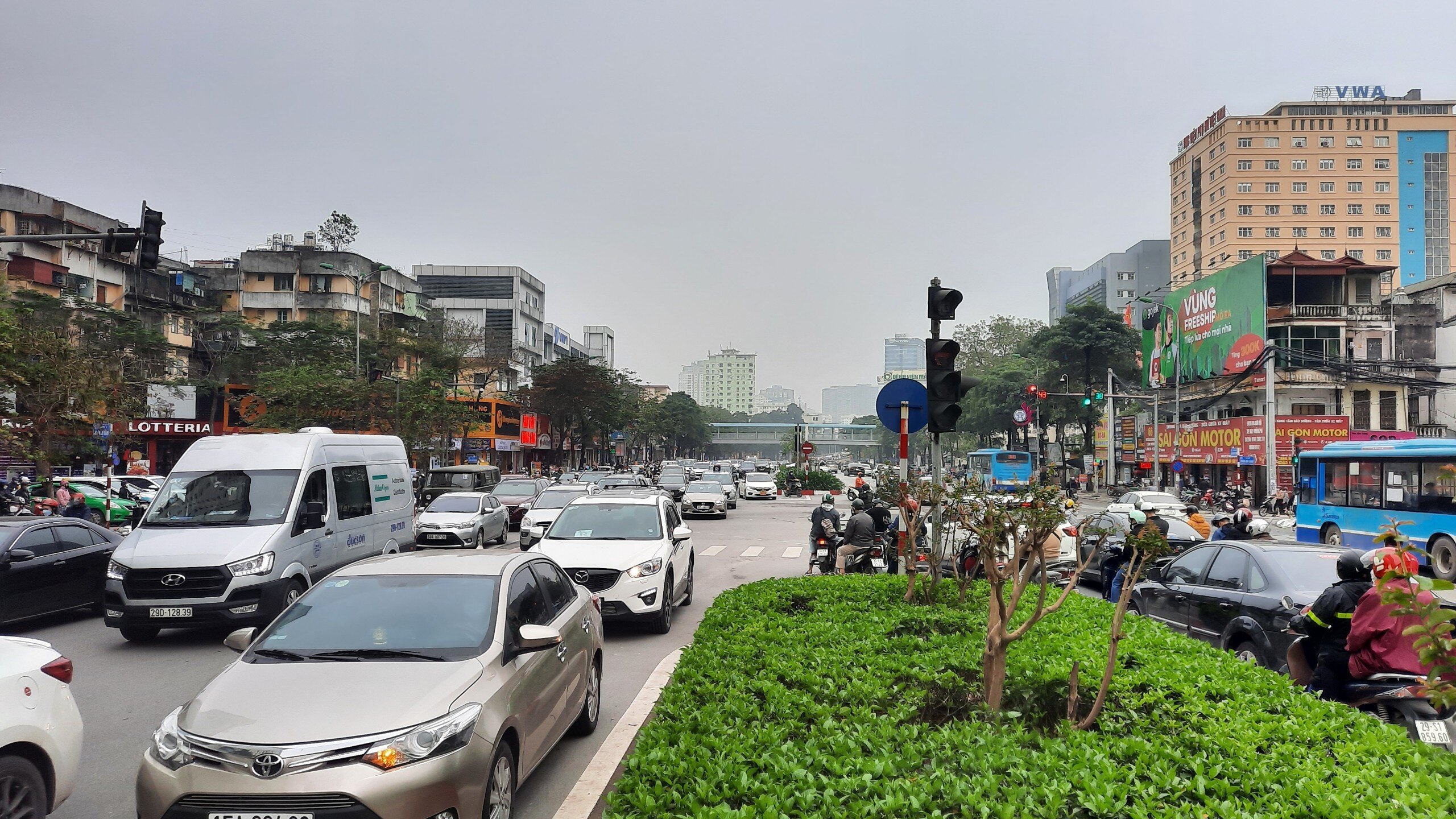 N&uacute;t giao Nguyễn Ch&iacute; Thanh - Huỳnh Th&uacute;c Kh&aacute;ng cũng đ&ocirc;ng đ&uacute;c hơn nhiều so với những ng&agrave;y số ca nhiễm Covid-19 tăng cao.