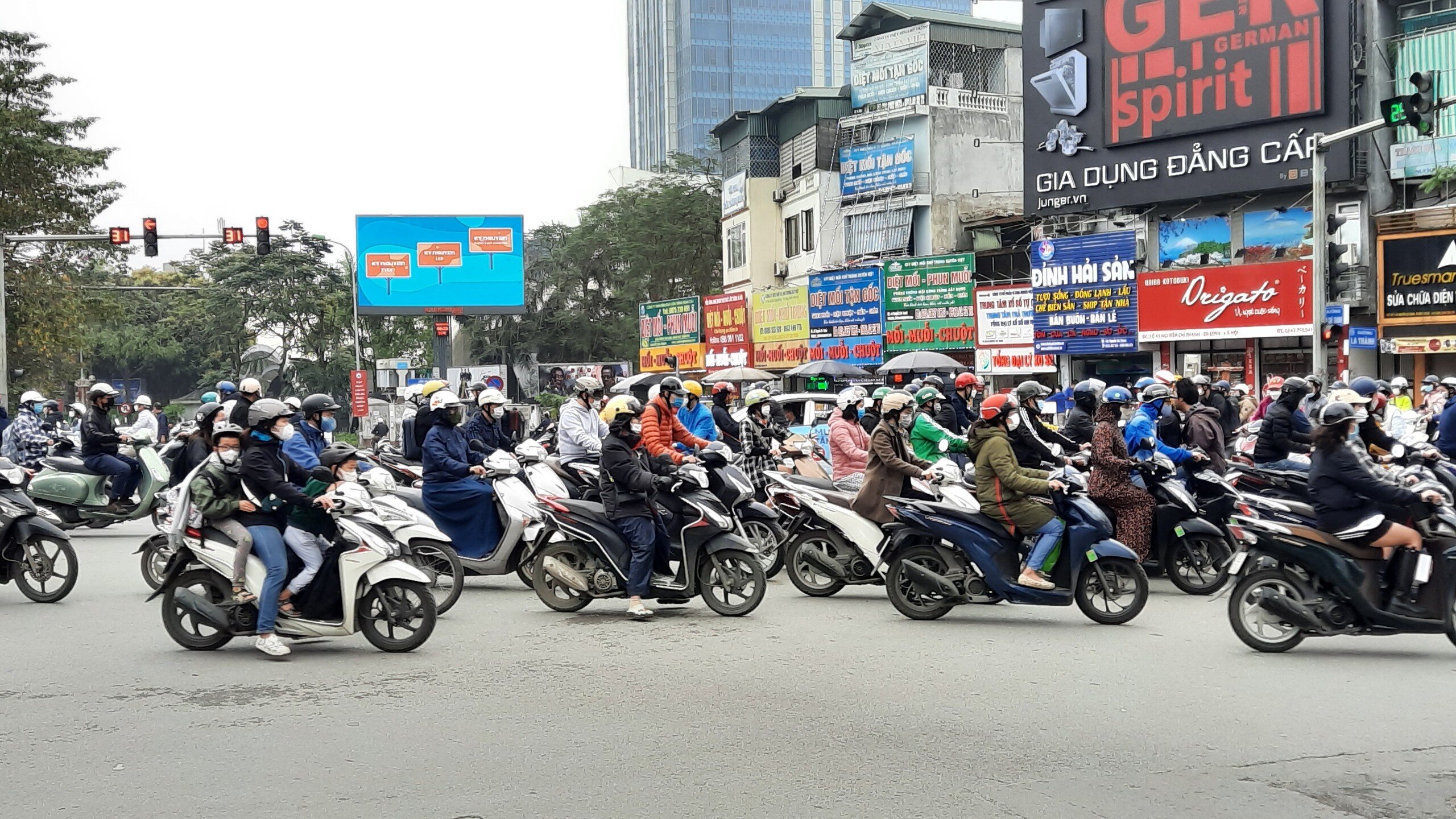 N&uacute;t giao Đ&ecirc; La Th&agrave;nh với Nguyễn Ch&iacute; Thanh người v&agrave; phương tiện cũng phải di chuyển chậm chạp.