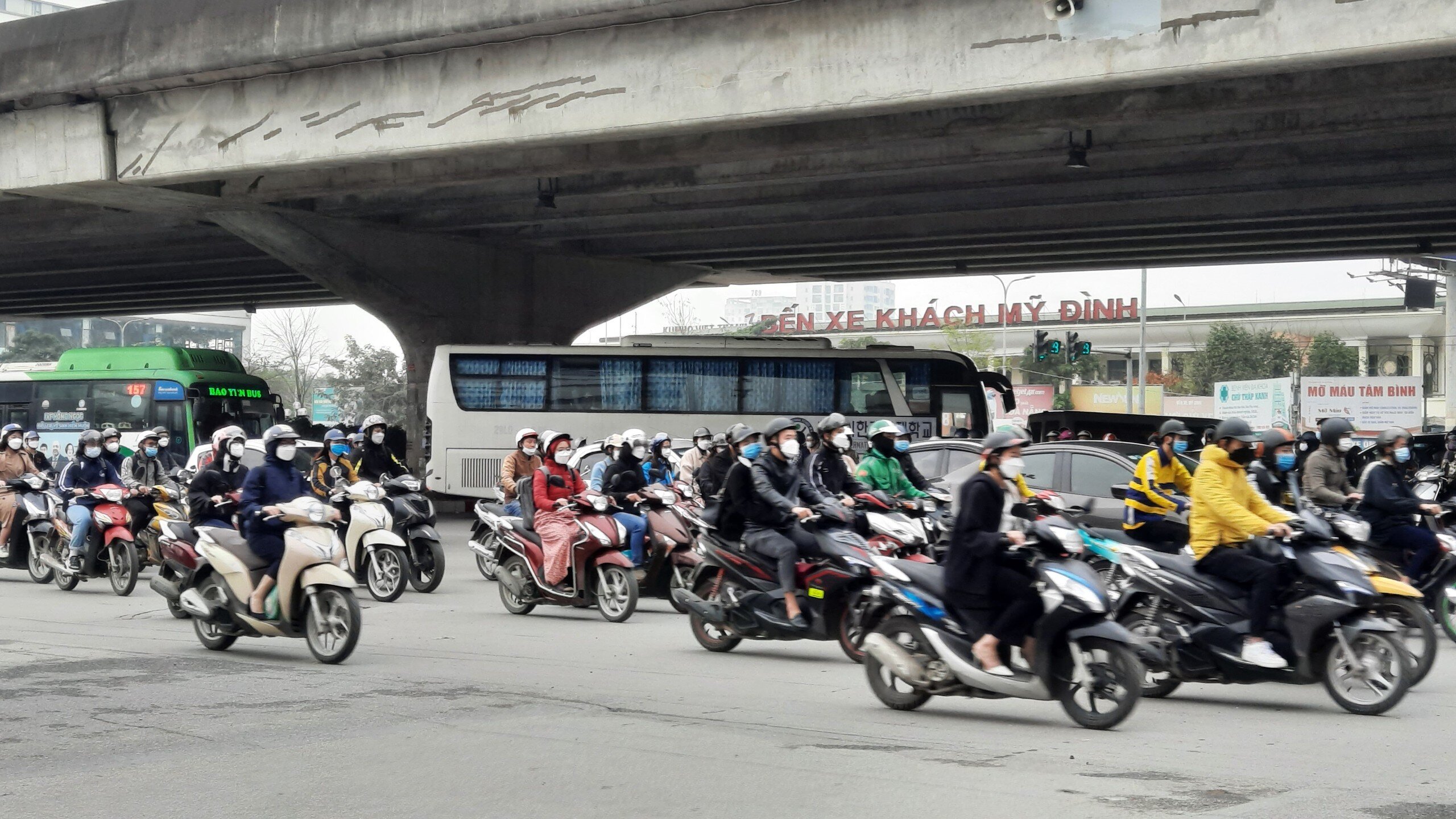 N&uacute;t giao Phạm H&ugrave;ng - Nguyễn Ho&agrave;ng (trước cửa bến xe kh&aacute;ch Mỹ Đ&igrave;nh) d&ograve;ng người v&agrave; phương tiễn cũng di chuyển kh&oacute; khăn.