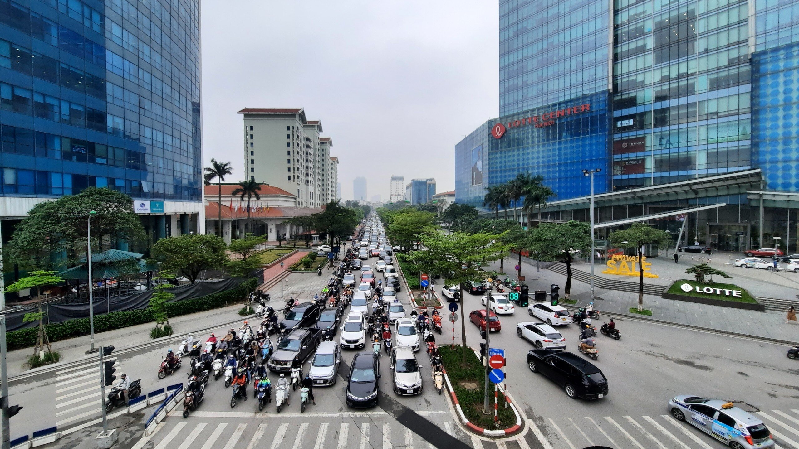 9h s&aacute;ng nay, d&ugrave; đ&atilde; hết giờ cao điểm, n&uacute;t giao Đ&agrave;o Tấn - Kim M&atilde; vẫn c&oacute; h&agrave;ng d&agrave;i &ocirc; t&ocirc;, xe m&aacute;y xếp h&agrave;ng nối đu&ocirc;i nhau chờ t&iacute;n hiệu đ&egrave;n giao th&ocirc;ng.