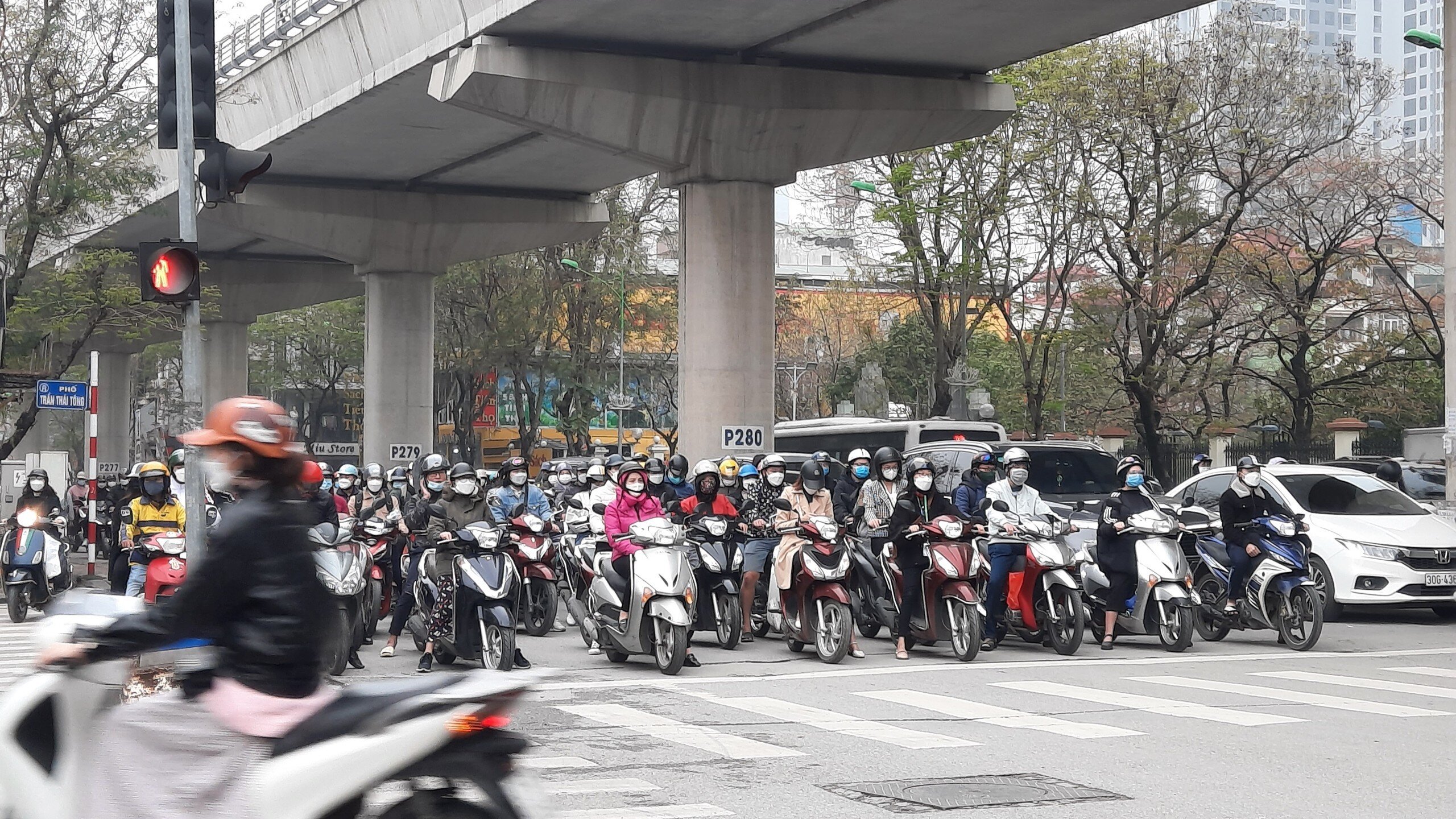 Anh Nam Văn Mai, người thường xu&acirc;n di chuyển qua đường Xu&acirc;n Thủy cho biết, từ đầu tuần n&agrave;y, v&agrave;o giờ cao điểm đi qua đ&acirc;y thấy &ugrave;n tắc, kh&ocirc;ng th&ocirc;ng tho&aacute;ng như tuần trước. Chắc c&oacute; lẽ do học sinh đi học tại trường v&agrave; người d&acirc;n hết c&aacute;ch ly v&igrave; l&agrave; F0, F1 n&ecirc;n ra đường đ&ocirc;ng hơn.