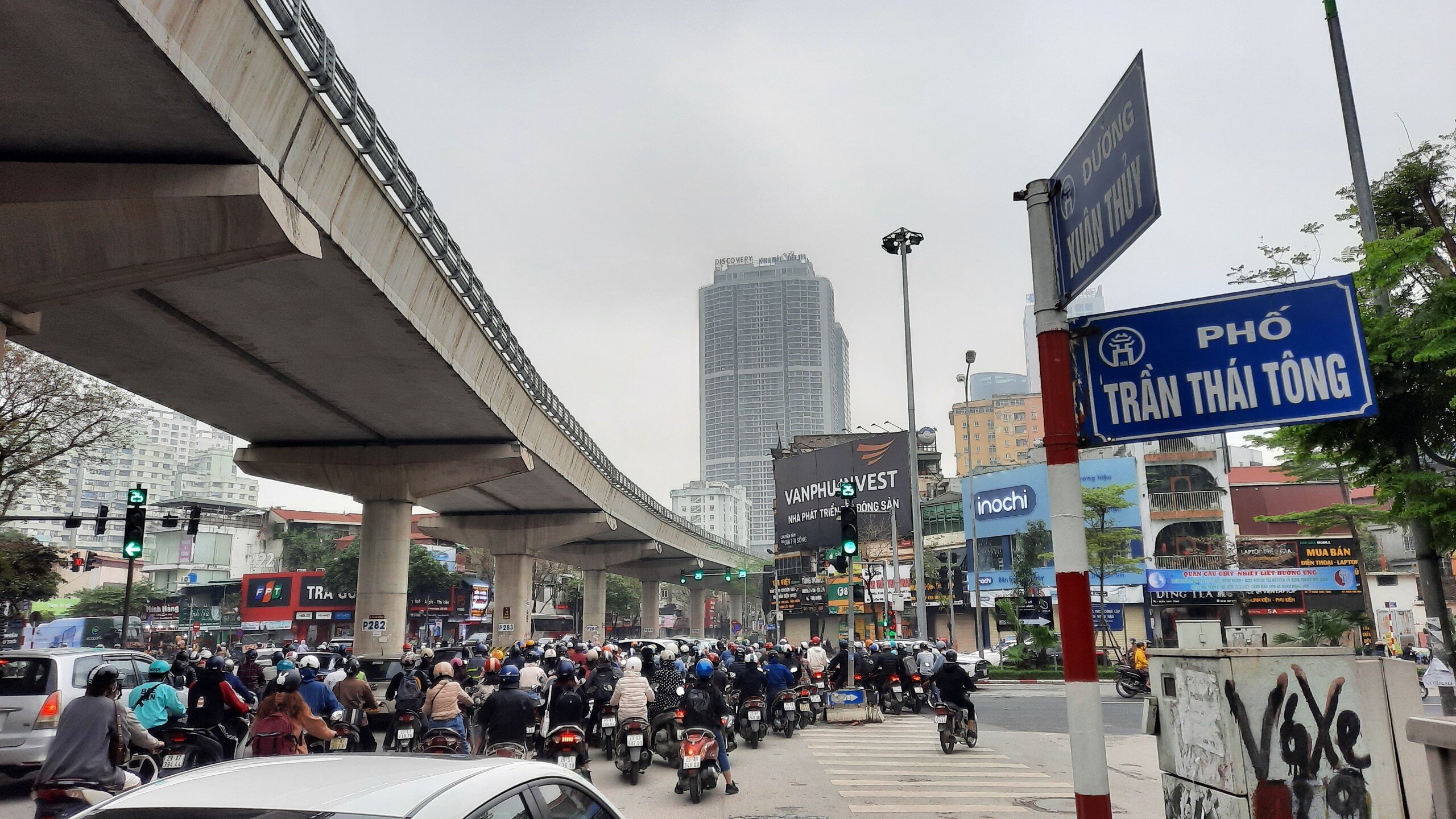 N&uacute;t giao Xu&acirc;n Thủy v&agrave; Trần Th&aacute;i T&ocirc;ng, người điều khiển &ocirc; t&ocirc; v&agrave; xe m&aacute;y phải mất nhiều nhịp đ&egrave;n t&iacute;n hiệu mới qua được trong s&aacute;ng nay.