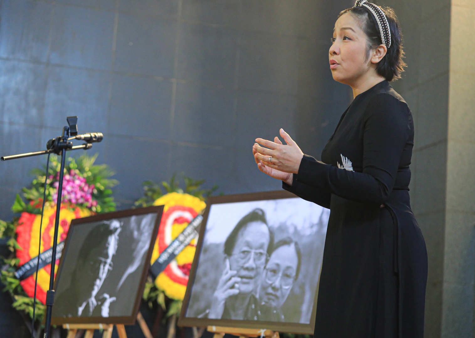 Diva Mỹ Linh thể hiện ca khúc nổi tiếng "Hoa sữa" của nhạc sĩ Hồng Đăng tại tang lễ