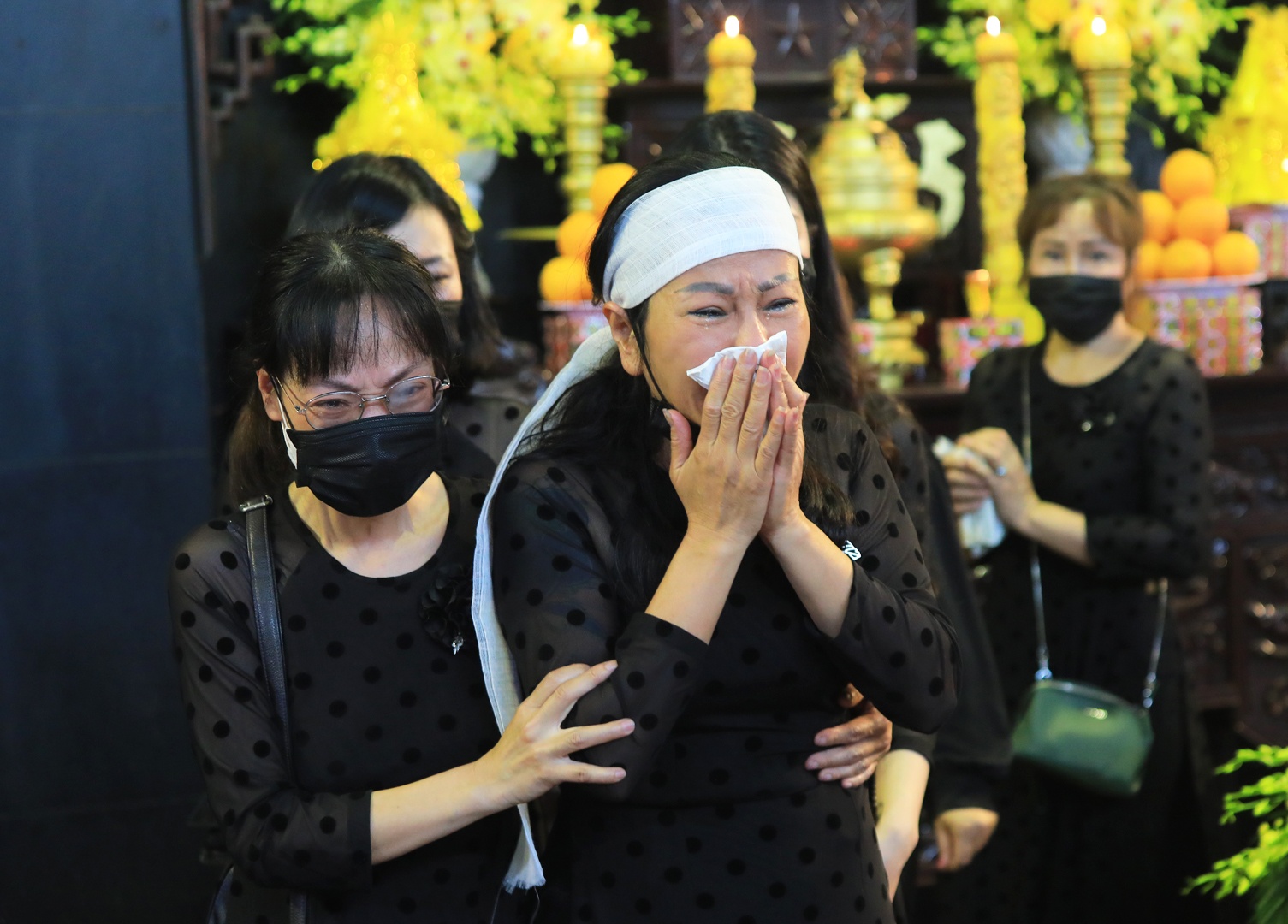 Người thân nhạc sĩ Hồng Đăng không kìm được nước mắt tiễn đưa người cha, người ông đáng kính