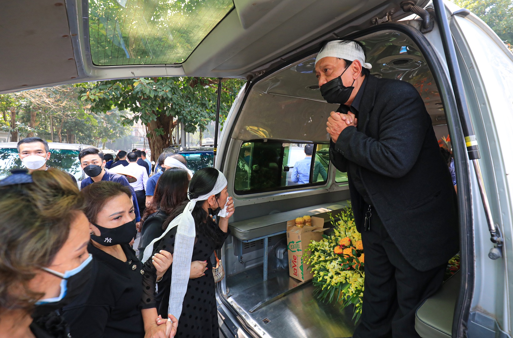 Đại diện gia đình cảm tạ những người thân, đồng nghiệp, bạn bè đã tới tiễn đưa nhạc sĩ về đất mẹ