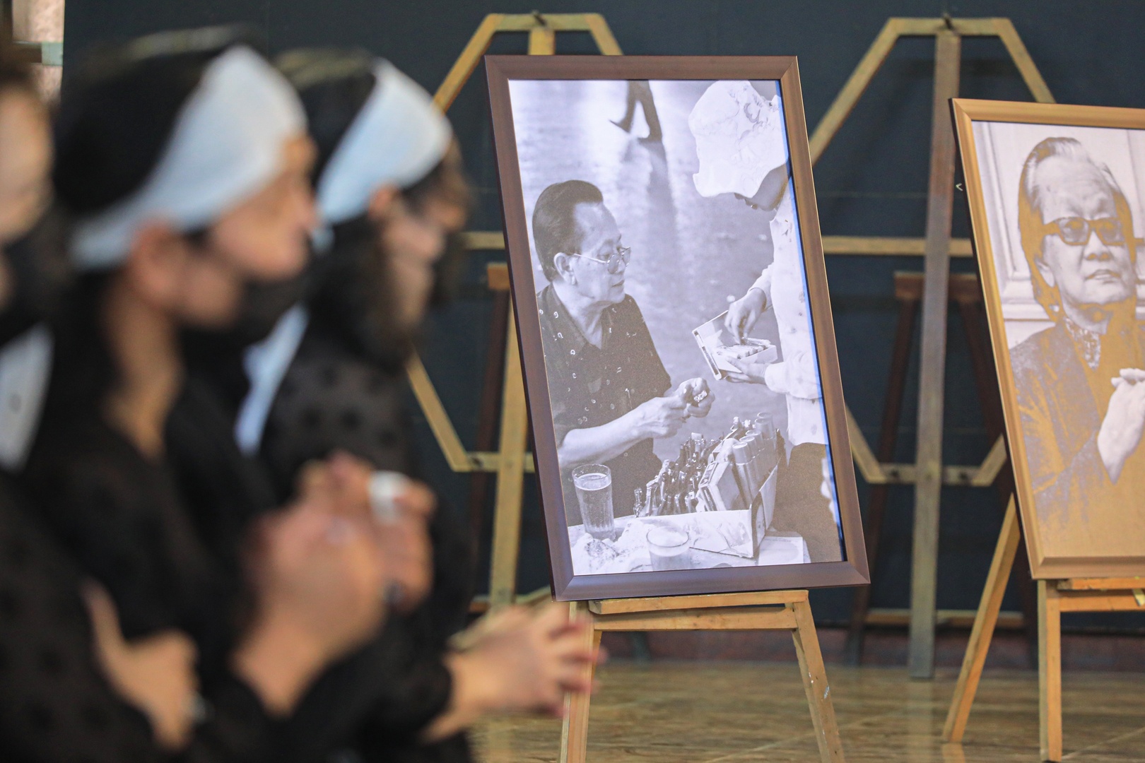 Không gian tang lễ được bố trí nhiều bức ảnh sinh thời của bậc thầy âm nhạc Việt Nam.