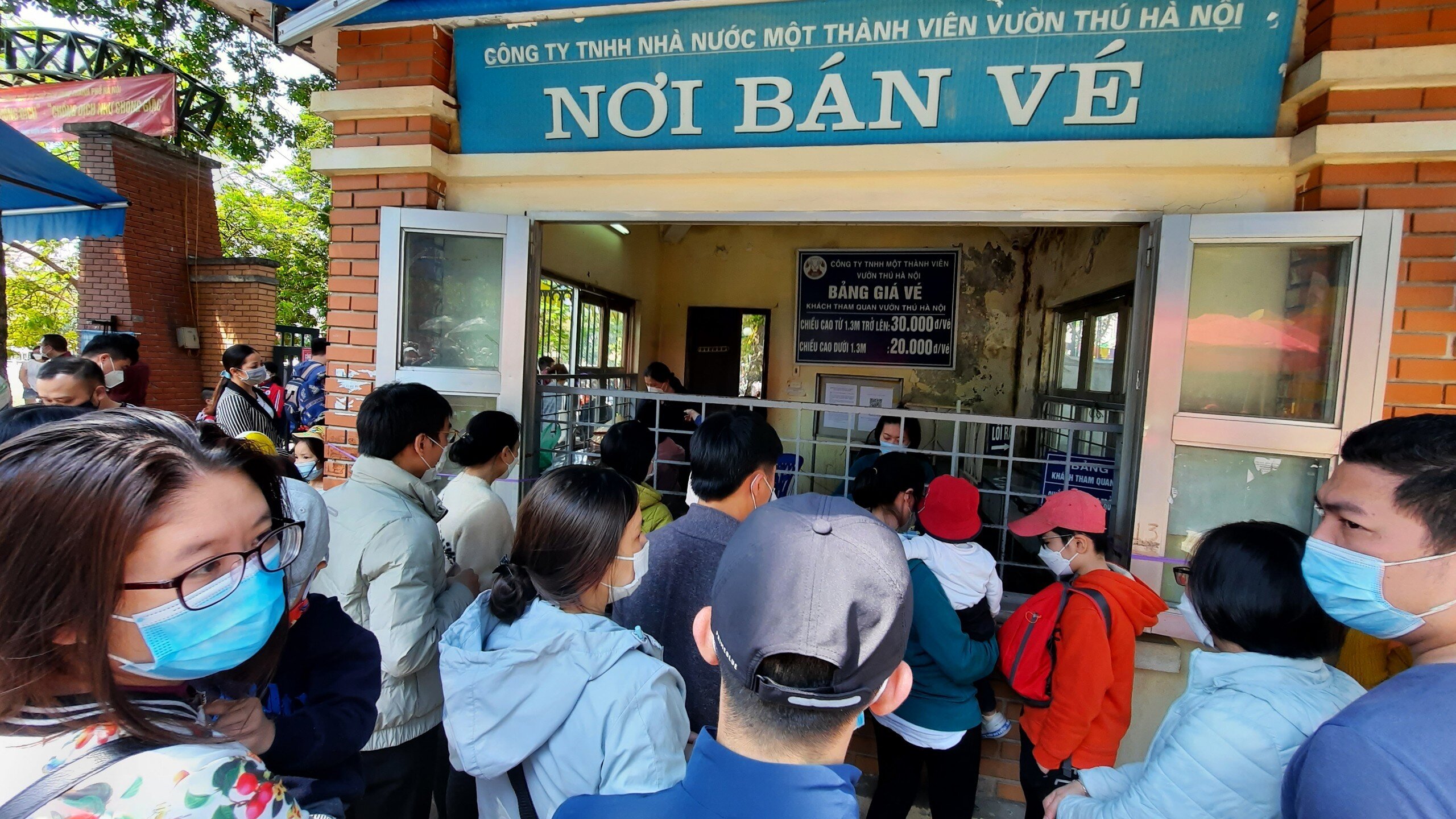 Tại cửa điểm b&aacute;n v&eacute;, người lớn v&agrave; trẻ em xếp h&agrave;ng như n&ecirc;m.