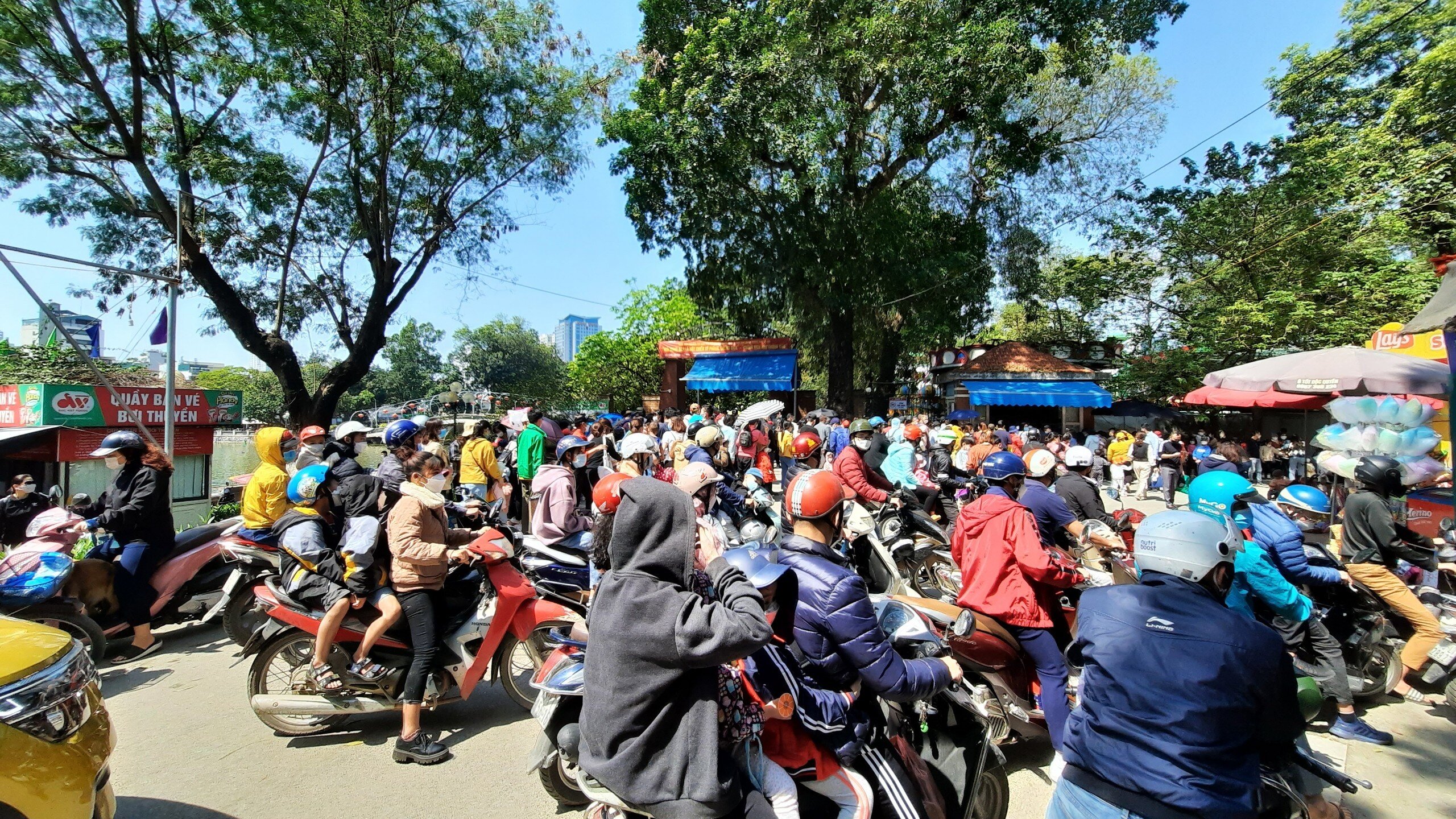 S&aacute;ng nay (chủ nhật ng&agrave;y 3/4), c&ocirc;ng vi&ecirc;n Thủ Lệ (quận Ba Đ&igrave;nh, TP H&agrave; Nội), chật k&iacute;n người xếp h&agrave;ng mua v&eacute; v&agrave;o cổng.