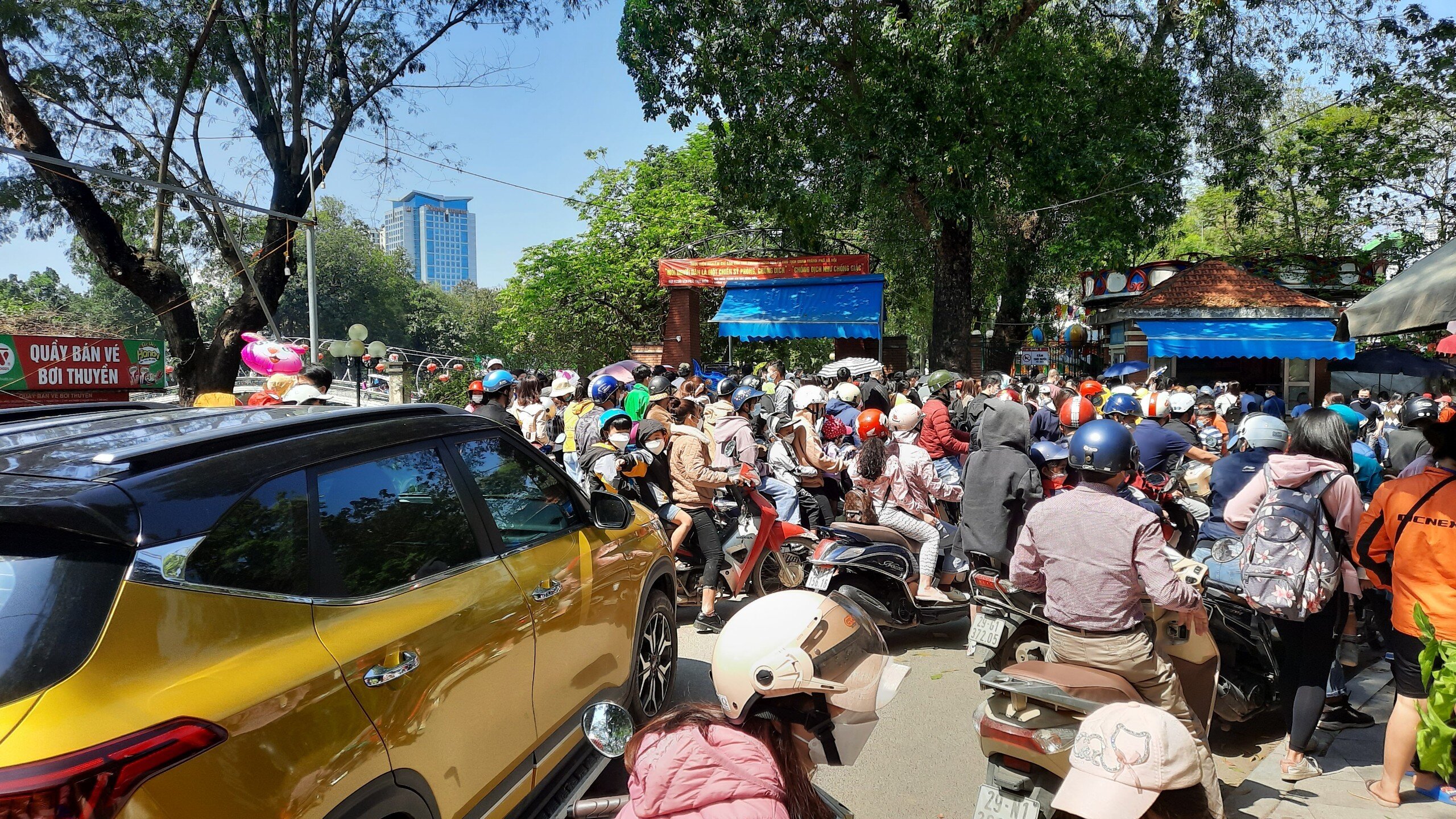 &Ocirc; t&ocirc; phải mất 30 ph&uacute;t, xe m&aacute;y phải chờ 20 ph&uacute;t mới c&oacute; thể v&agrave;o b&atilde;i gửi xe.