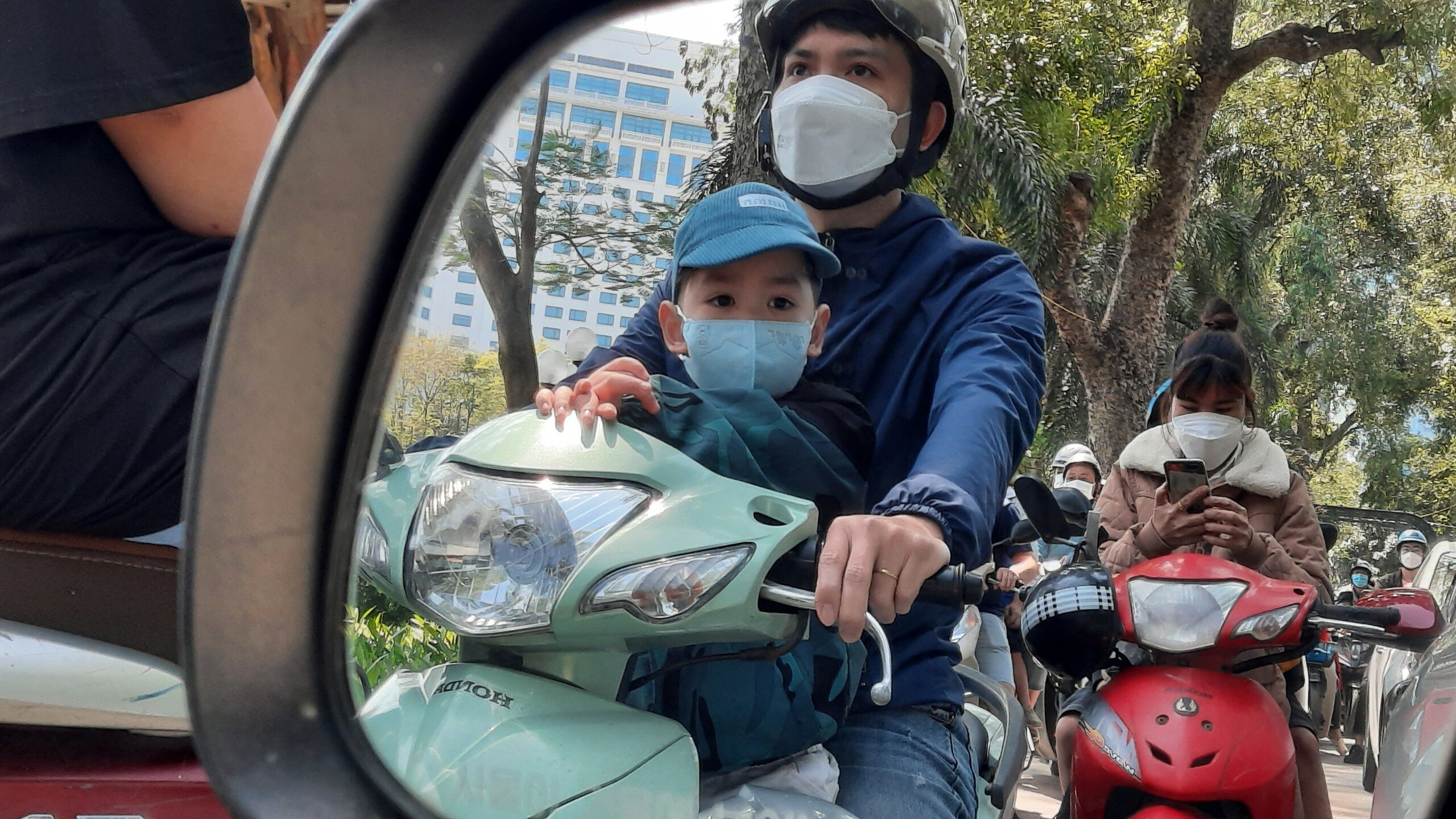 D&ograve;ng người điều khiển xe m&aacute;y nh&iacute;ch từng cm tr&ecirc;n đường dẫn v&agrave;o vườn B&aacute;ch th&uacute;.