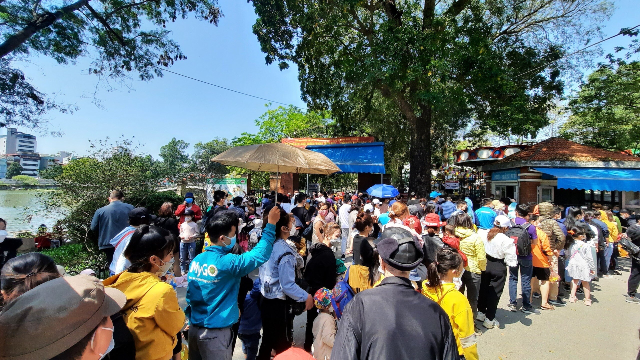 Lượng người đổ về c&ocirc;ng vi&ecirc;n Thủ Lệ đ&ocirc;ng đến mức d&ograve;ng người xếp th&agrave;nh 4 h&agrave;ng, k&eacute;o d&agrave;i v&agrave;i trăm m&eacute;t.