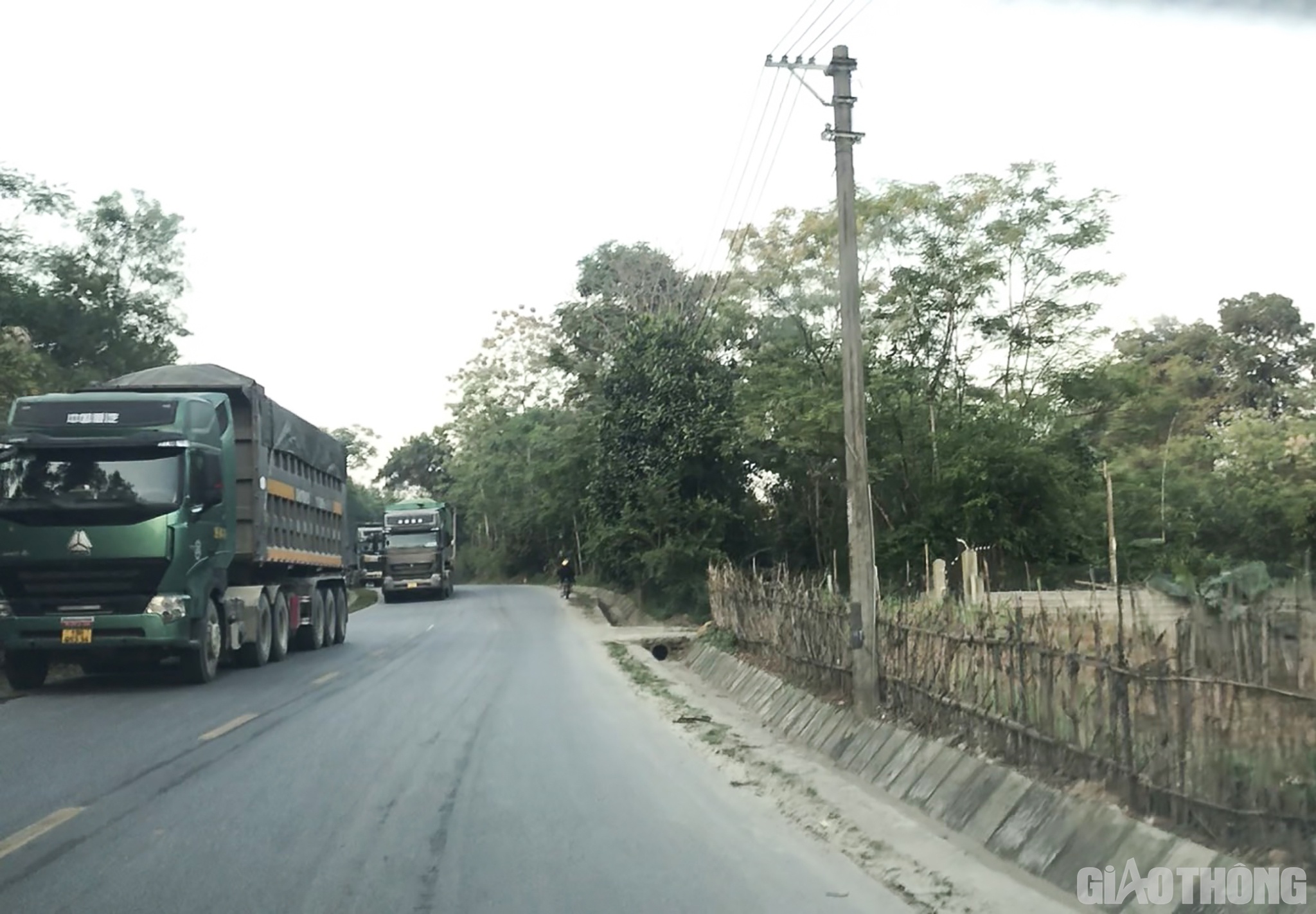 &ldquo;T&ocirc;i thấy c&aacute;c lực lượng chức năng cũng thường xuy&ecirc;n c&oacute; mặt nhưng kh&ocirc;ng hiểu sao t&igrave;nh trạng xe "khủng" chở đất đ&aacute; vẫn ngang nhi&ecirc;n hoạt động giữa ban ng&agrave;y (!?)&rdquo;, người n&agrave;y thắc mắc.