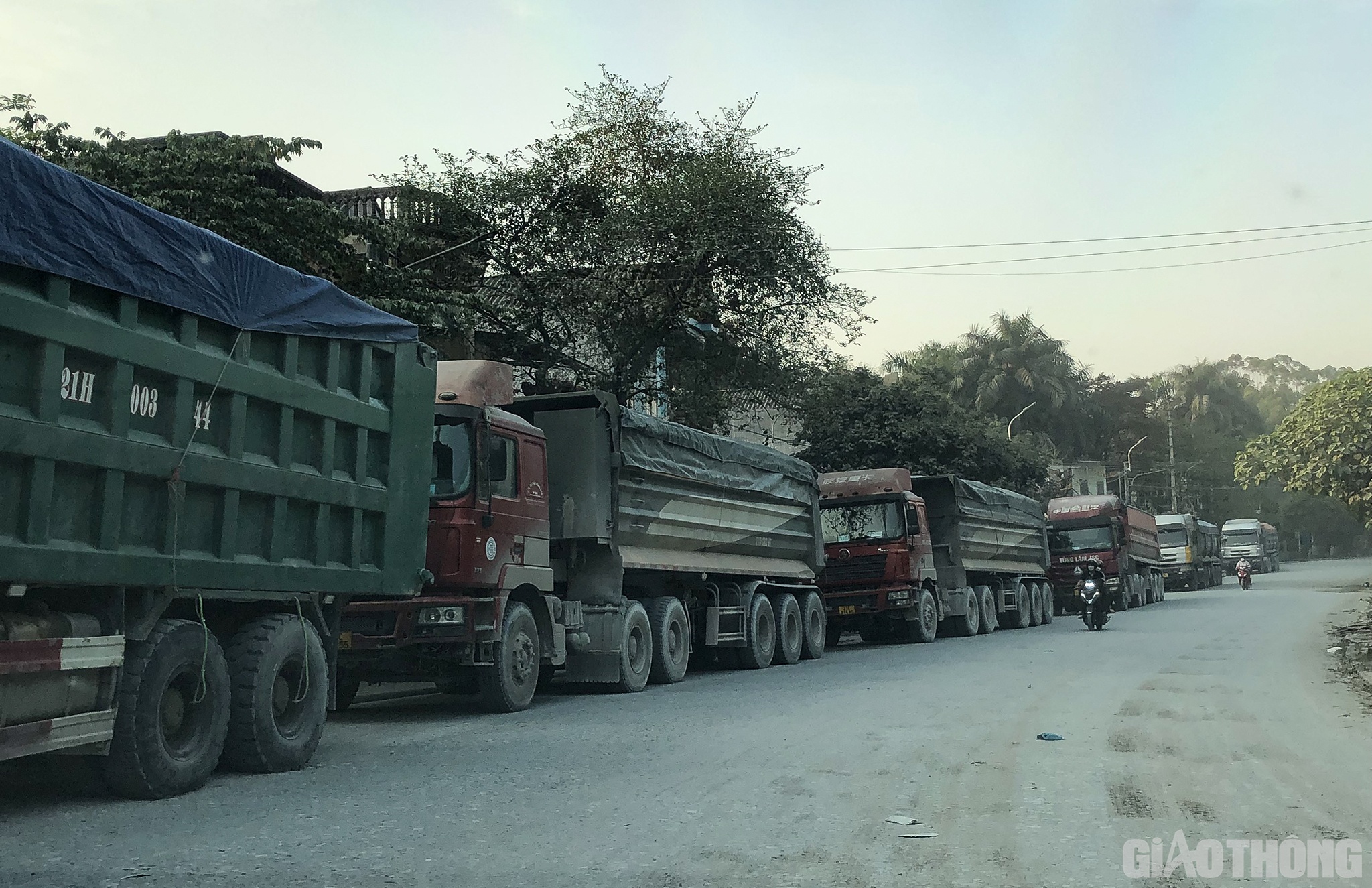 Từ ng&atilde; tư n&agrave;y, theo QL70 di chuyển về hướng Đoan H&ugrave;ng (Ph&uacute; Thọ) khoảng 100m tiếp tục đến n&uacute;t giao QL70 với đường QL2D. Nằm dọc tuyến đường QL2D cũng c&oacute; rất nhiều xe tải hạng nặng đang nằm &ldquo;chờ giờ&rdquo; xuất ph&aacute;t.