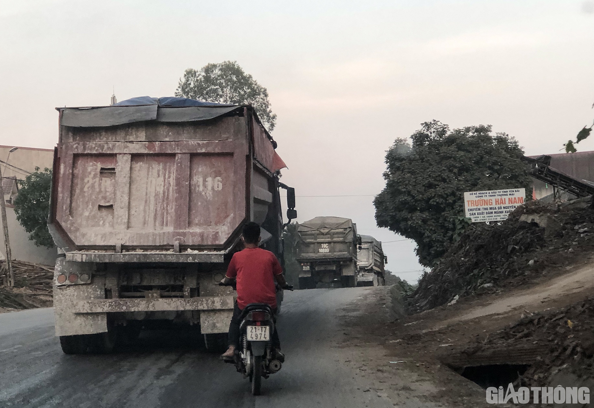 Đặc biệt, để tr&aacute;nh hỏng phanh v&agrave; lốp xe, c&aacute;c xe tải n&agrave;y đều chế th&ecirc;m bộ phận v&ograve;i tưới nước trực tiếp v&agrave;o m&aacute; phanh v&agrave; c&aacute;c lốp l&agrave;m cho tuyến đường b&ecirc; t&ocirc;ng nhựa ướt th&agrave;nh 1 vệt d&agrave;i. Vừa g&acirc;y mất ATGT vừa l&agrave;m nguy hại đến tuổi thọ tuyến đường.