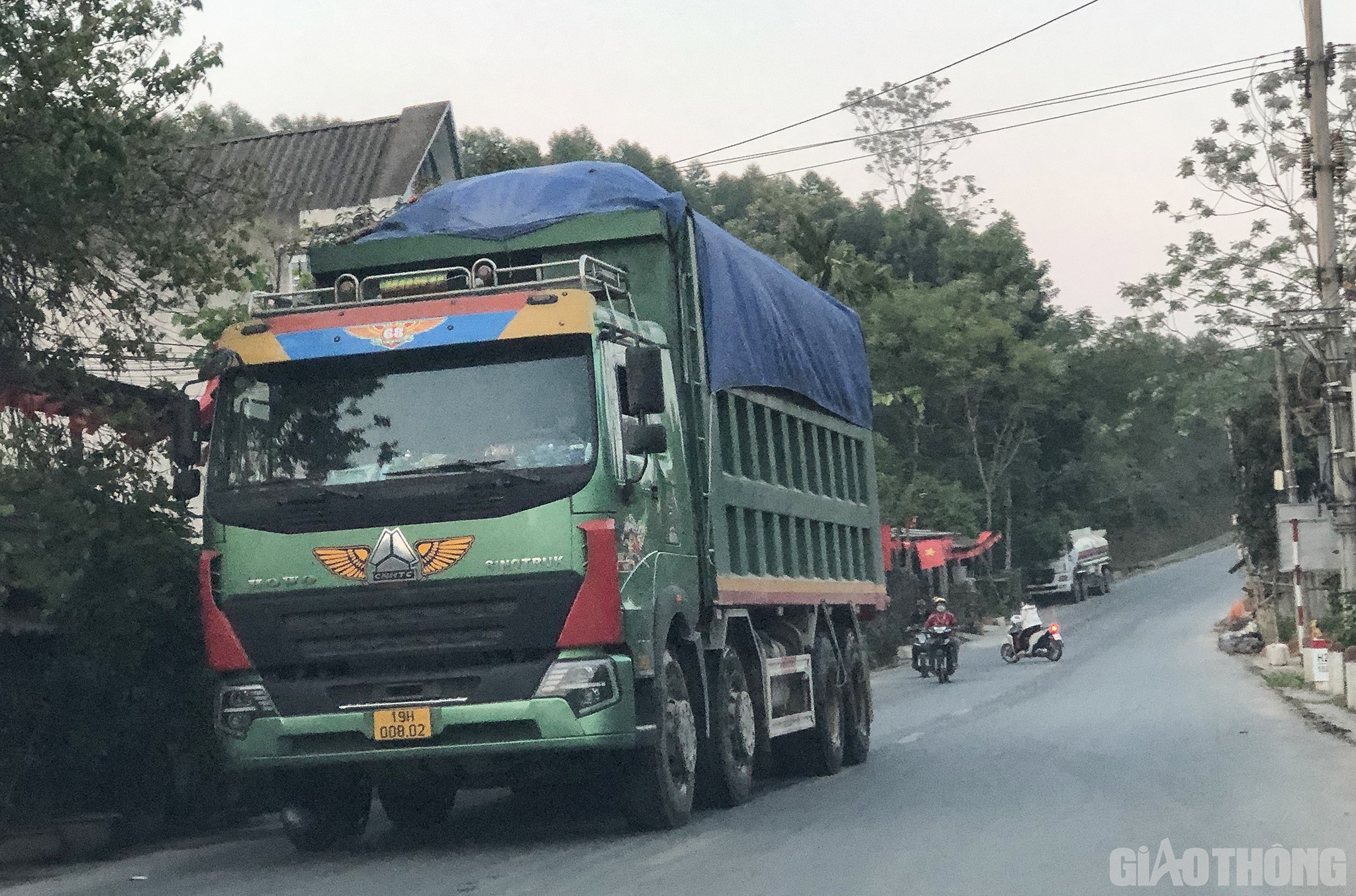 Đo&agrave;n xe khổng lồ di chuyển l&agrave;m rung động cả tuyến đường, khiến người d&acirc;n ai cũng khiếp sợ.