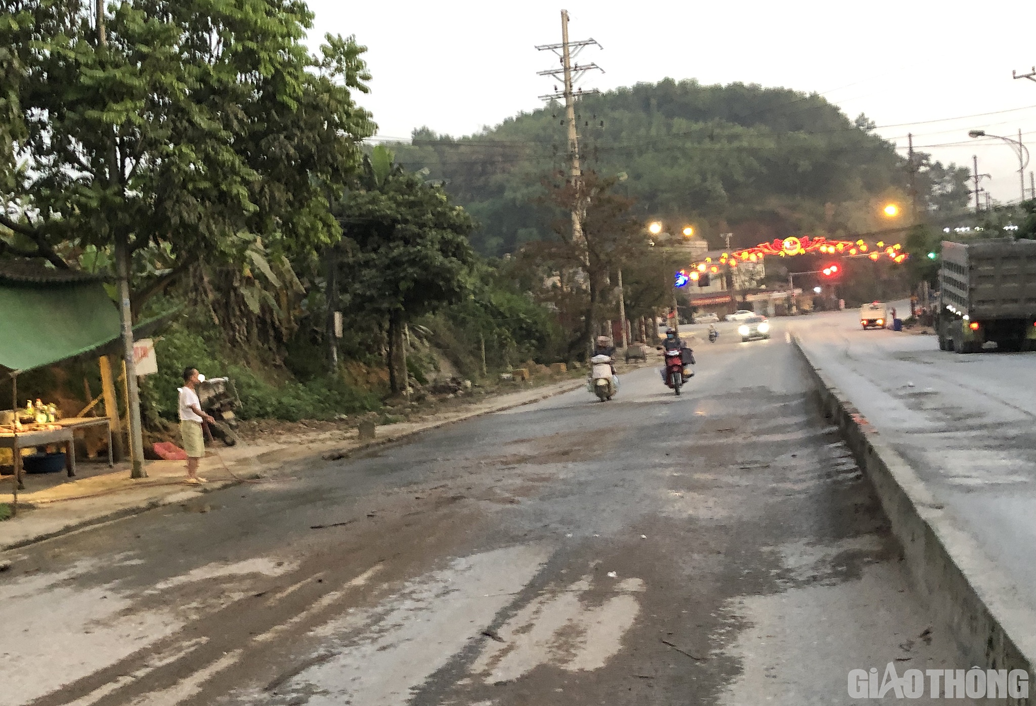 Vừa d&ugrave;ng v&ograve;i nước tưới đường cho đỡ bụi, một người đ&agrave;n &ocirc;ng sống ngay mặt đường Hương L&yacute; bức x&uacute;c: T&igrave;nh trạng xe &ldquo;khủng&rdquo; chở c&aacute;t, đ&aacute; hoạt động ở đ&acirc;y đ&atilde; được khoảng 4 - 5 năm rồi. Đ&acirc;y kh&ocirc;ng phải l&agrave; đo&agrave;n xe nữa m&agrave; phải gọi l&agrave; binh đo&agrave;n xe. Đoạn đường từ n&uacute;t giao v&agrave;o cảng Hương L&yacute; d&agrave;i khoảng 2,5km đ&atilde; v&agrave; đang bị c&agrave;y n&aacute;t.