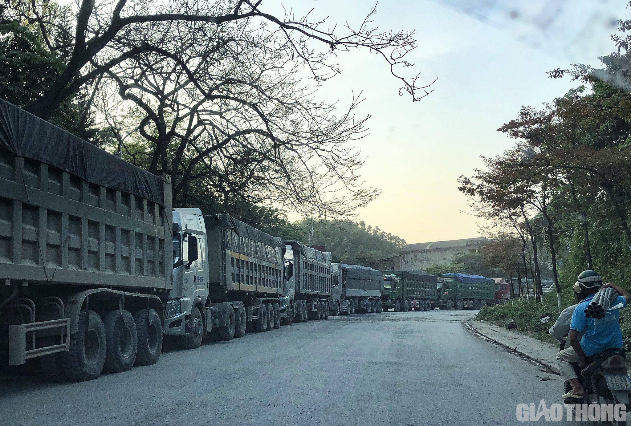 L&uacute;c 17h35&rsquo; chiều 7/4, PV c&oacute; mặt tại tuyến đường v&agrave;o cảng Hương L&yacute; đoạn giao với QL70 (đoạn thuộc địa b&agrave;n thị trấn Y&ecirc;n B&igrave;nh, huyện Y&ecirc;n B&igrave;nh, tỉnh Y&ecirc;n B&aacute;i) v&agrave; ghi nhận c&oacute; đến h&agrave;ng chục xe HOWO, xe đầu k&eacute;o hạng nặng, xe container chở c&aacute;t, đ&aacute; đang dừng d&agrave;i cả tuyến đường.