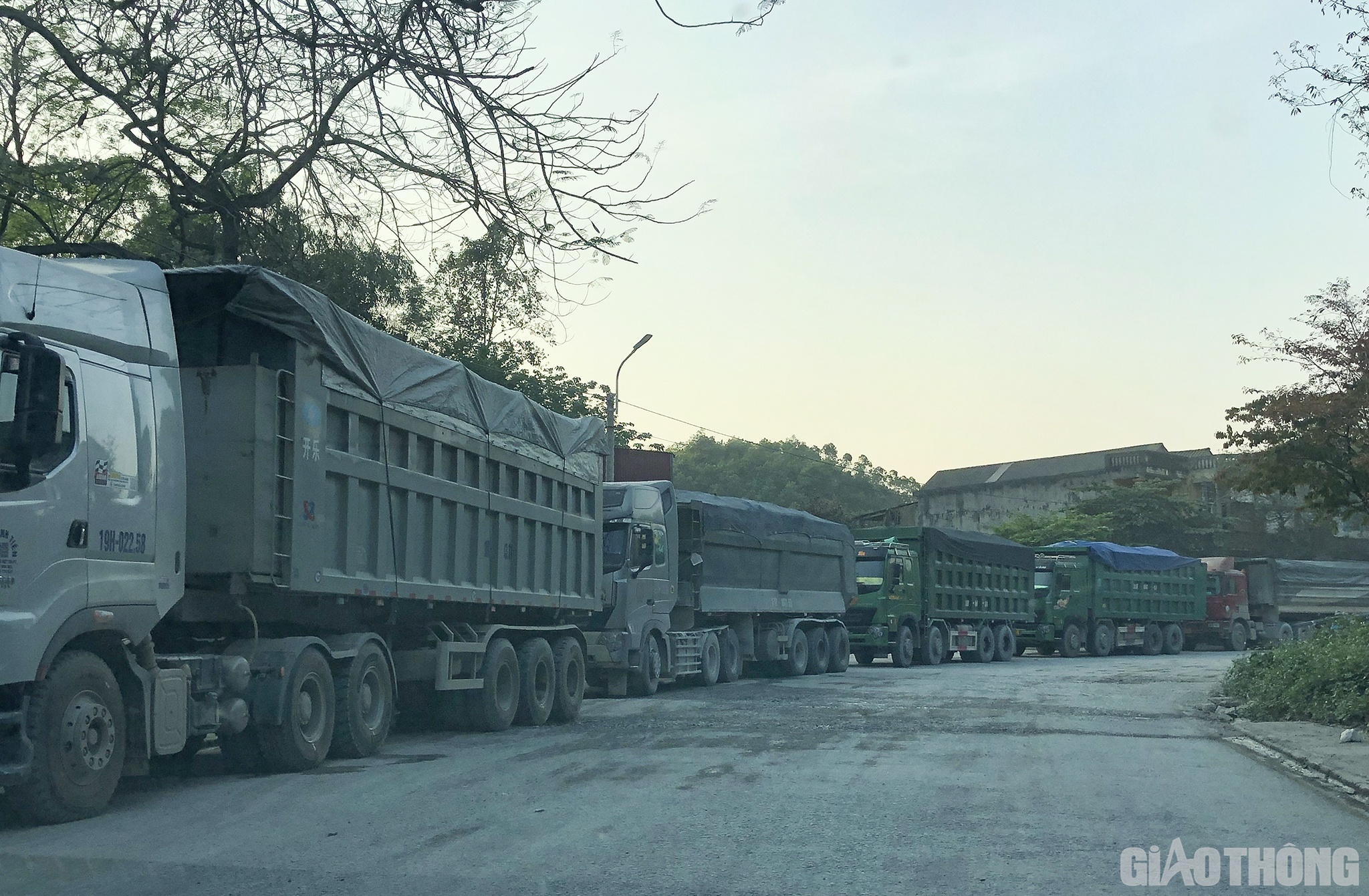 Những ng&agrave;y qua, PV B&aacute;o Giao th&ocirc;ng li&ecirc;n tục nhận được phản &aacute;nh của bạn đọc về t&igrave;nh trạng xe cơi th&ugrave;ng chở đ&aacute;, c&aacute;t c&oacute; ngọn v&agrave; c&oacute; dấu hiệu chở qu&aacute; tải hoạt động rầm rộ tr&ecirc;n tuyến QL70 đoạn qua tỉnh Y&ecirc;n B&aacute;i.