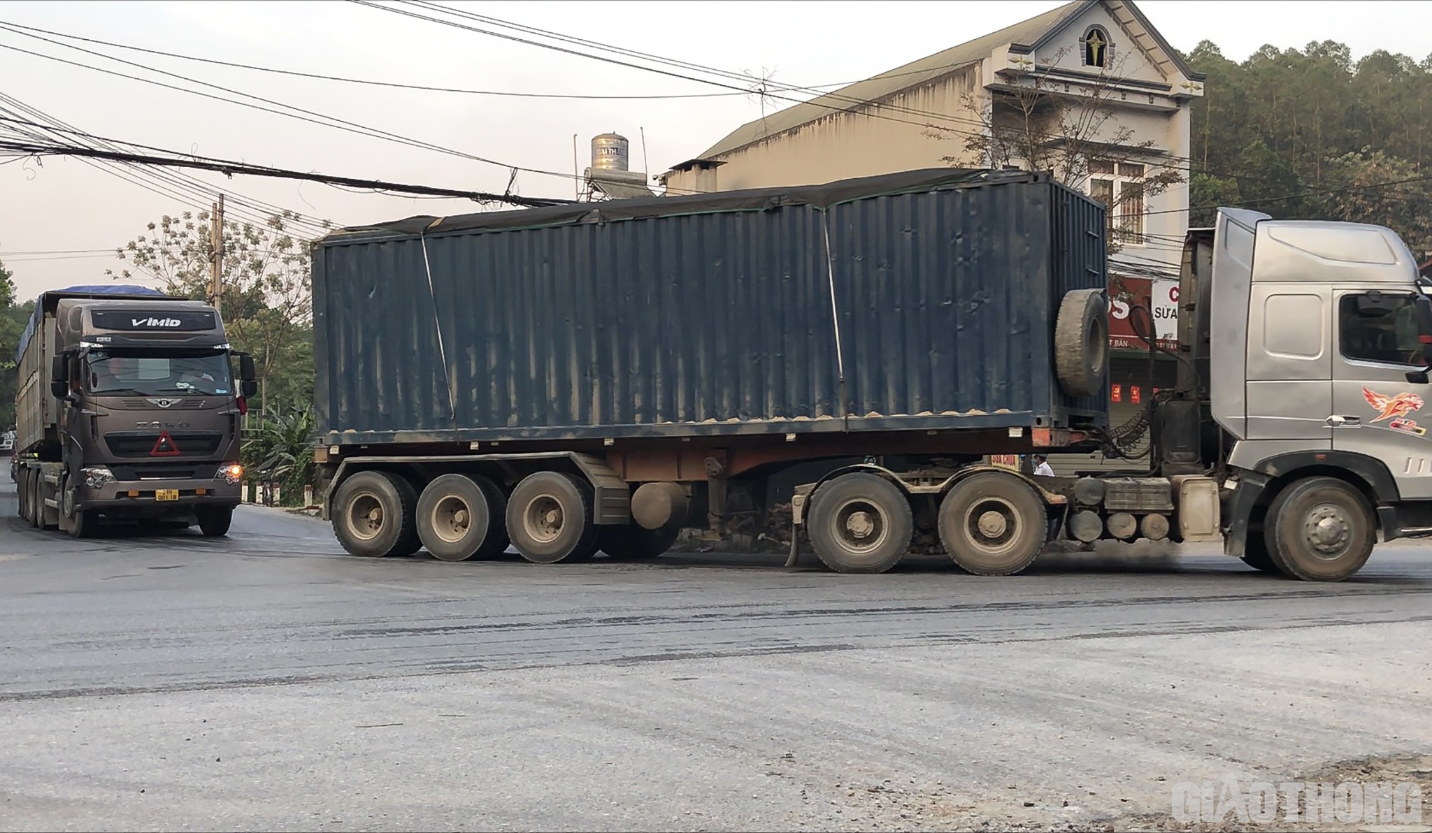 Ngo&agrave;i những xe HOWO khổng lồ c&ograve;n c&oacute; sự xuất hiện của xe container cắt n&oacute;c chở c&aacute;t. C&aacute;ch đ&acirc;y kh&ocirc;ng l&acirc;u, qua tin b&aacute;o của PV B&aacute;o Giao th&ocirc;ng, CSGT C&ocirc;ng an tỉnh Thanh H&oacute;a cũng đ&atilde; c&acirc;n kiểm tra 1 xe container chở c&aacute;t dạng n&agrave;y c&oacute; tổng trọng tải l&ecirc;n đến 105 tấn, vượt 167% tải trọng h&agrave;ng h&oacute;a cho ph&eacute;p chở