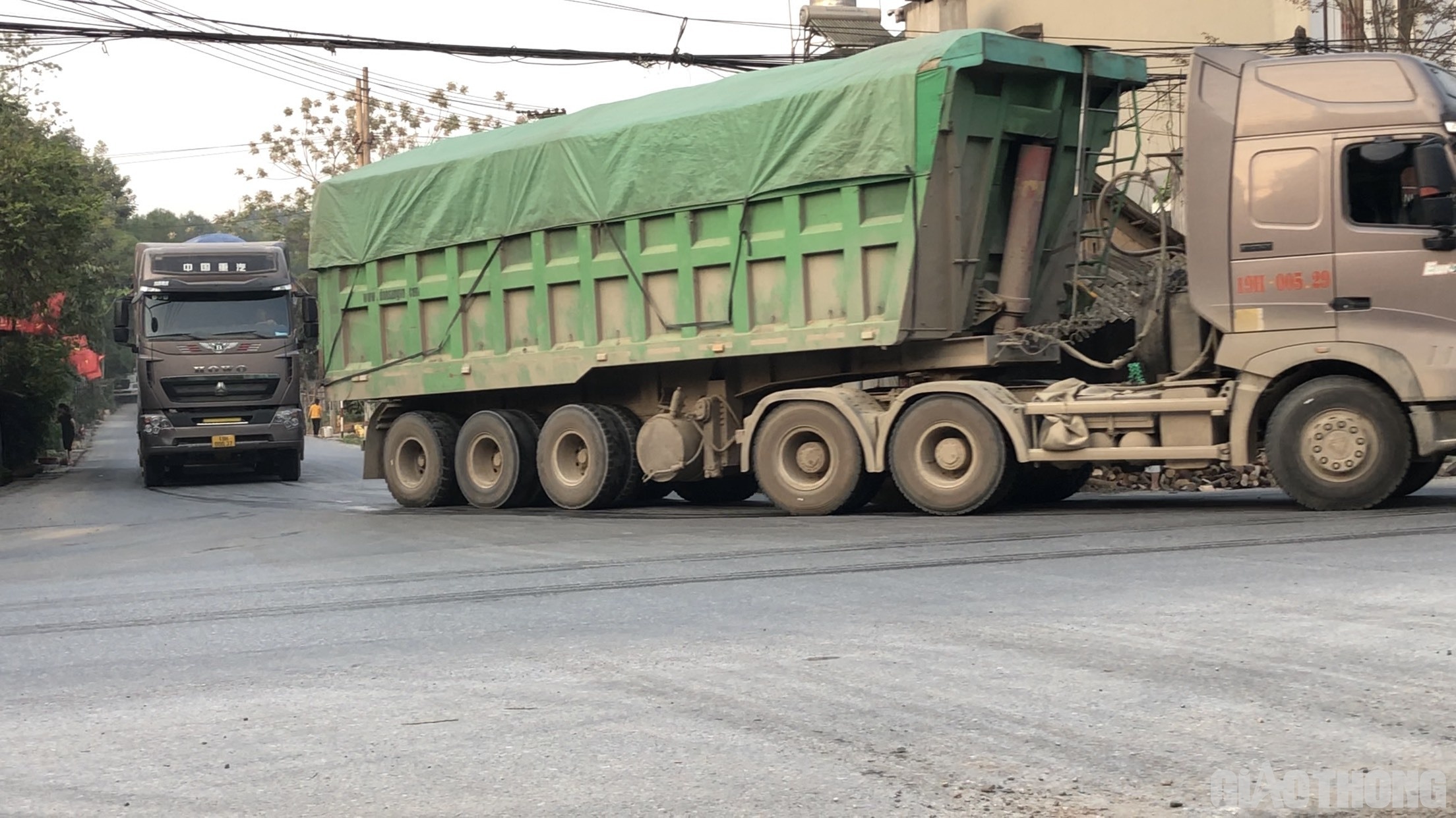 Theo quan s&aacute;t: Trong d&ograve;ng xe n&agrave;y, hầu hết đều chở c&aacute;t, đ&aacute; c&oacute; ngọn cao ng&uacute;t ng&agrave;n.