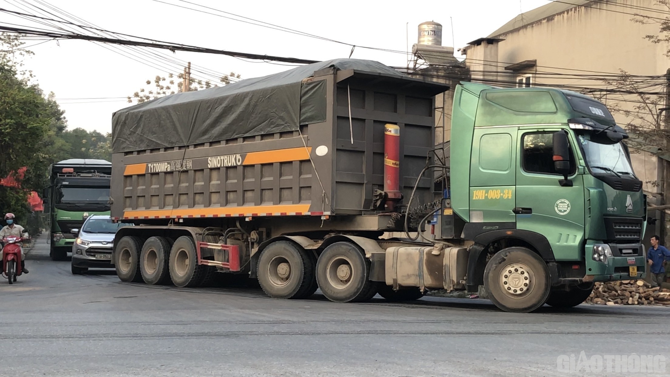 Đến khoảng 17h45&rsquo; chiều c&ugrave;ng ng&agrave;y, đo&agrave;n xe bắt đầu rồng rắn xu&ocirc;i theo QL70 hướng về Đoan H&ugrave;ng (Ph&uacute; Thọ).