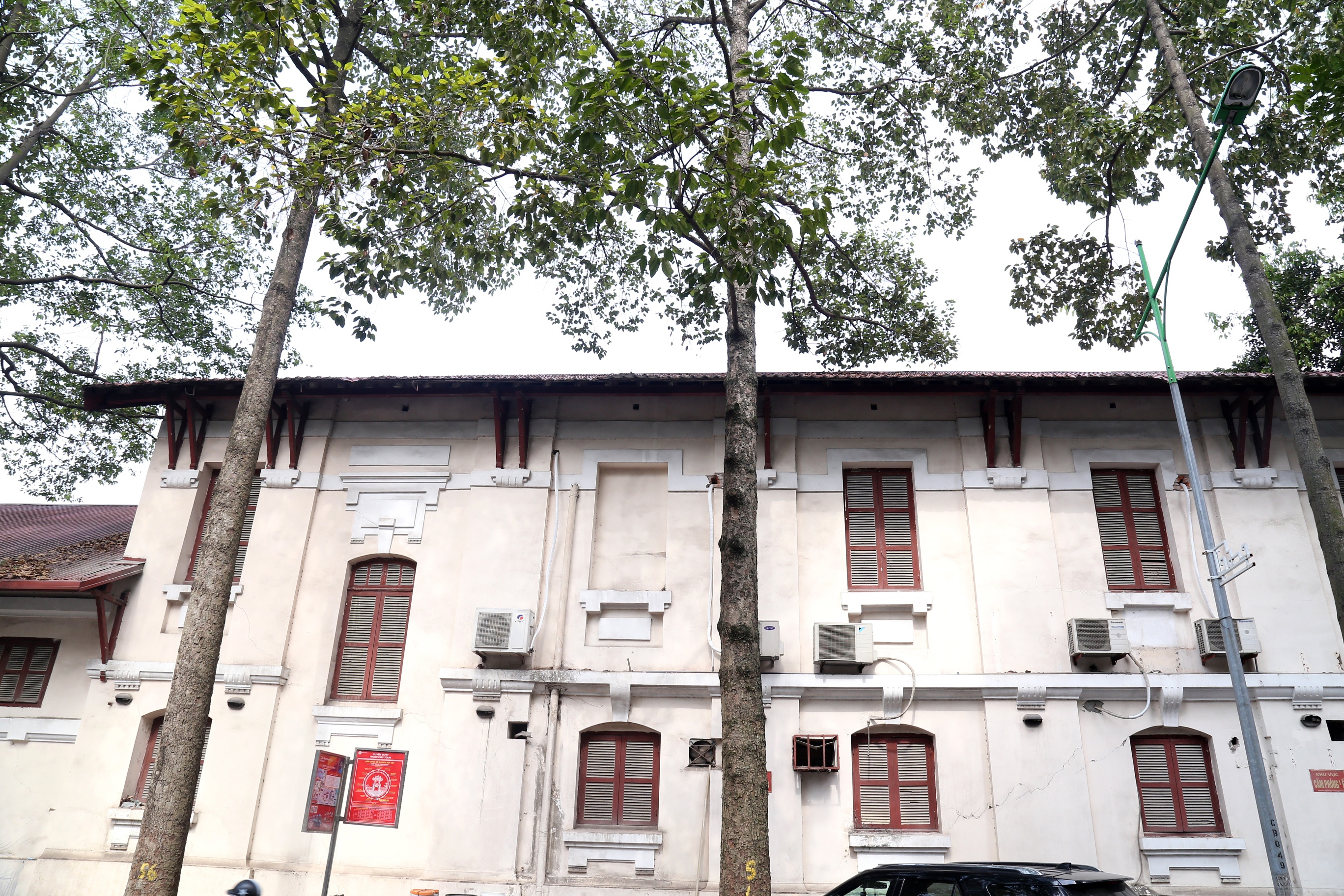 Sau khi B&iacute; thư Th&agrave;nh ủy Đinh Tiến Dũng c&oacute; chỉ đạo th&igrave; ngay chiều qua, Văn ph&ograve;ng UBND TP H&agrave; Nội đ&atilde; c&oacute; văn bản hỏa tốc gửi c&aacute;c đơn vị li&ecirc;n quan th&ocirc;ng b&aacute;o &yacute; kiến chỉ đạo của Chủ tịch UBND TP H&agrave; Nội Chu Ngọc Anh về r&agrave; so&aacute;t hồ sơ của dự &aacute;n đầu tư x&acirc;y dựng c&ocirc;ng tr&igrave;nh tại số 61 phố Trần Ph&uacute;.