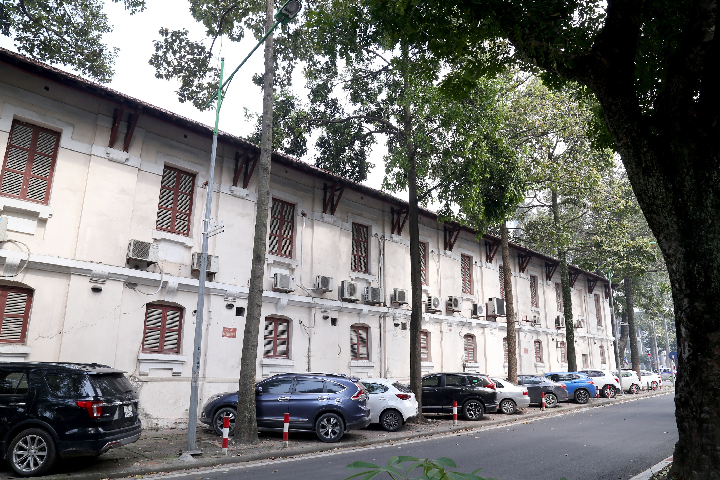 Chủ tịch UBND TP H&agrave; Nội y&ecirc;u cầu c&aacute;c sở ng&agrave;nh của th&agrave;nh phố v&agrave; UBND quận Ba Đ&igrave;nh kiểm tra, r&agrave; so&aacute;t hồ sơ, thủ tục triển khai dự &aacute;n; x&aacute;c định tr&aacute;ch nhiệm của tổ chức, c&aacute; nh&acirc;n c&oacute; li&ecirc;n quan (nếu c&oacute;). Việc kiểm tra, đề xuất b&aacute;o c&aacute;o về UBND th&agrave;nh phố đảm bảo thời hạn trước ng&agrave;y 8/4.