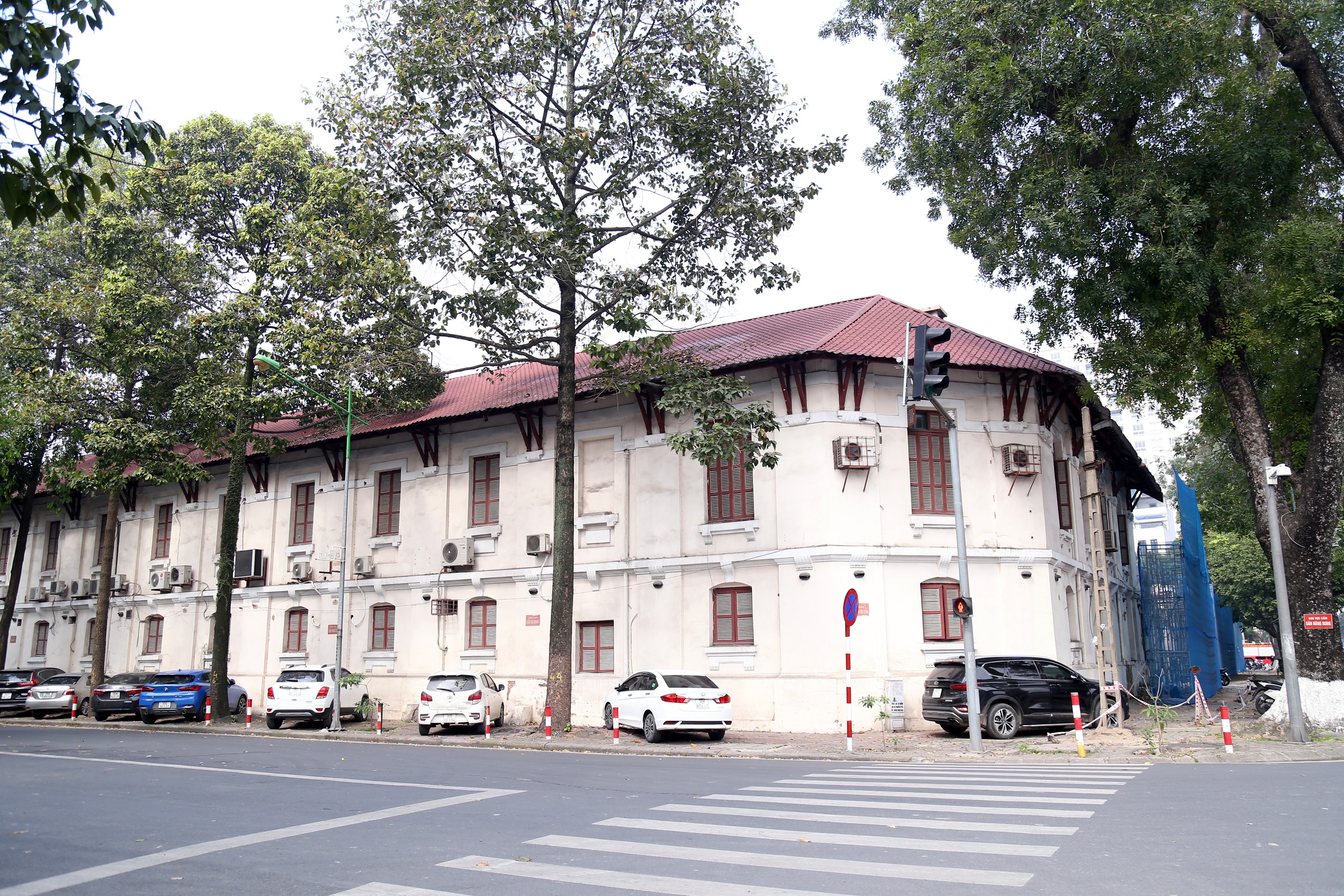 Cũng trong s&aacute;ng nay, trao đổi với PV B&aacute;o Giao th&ocirc;ng, một số người d&acirc;n sinh sống gần khu đất n&agrave;y  đều tỏ ra bất ngờ trước th&ocirc;ng tin t&ograve;a nh&agrave; bị đập bỏ để x&acirc;y cao ốc. "T&ocirc;i cứ nghĩ họ th&aacute;o m&aacute;i t&ocirc;n ra để sửa, đọc b&aacute;o mới biết khu đất n&agrave;y sắp x&acirc;y cao ốc thay thế khu nh&agrave; cổ", một người d&acirc;n sống tại phố Nguyễn Th&aacute;i Học n&oacute;i.