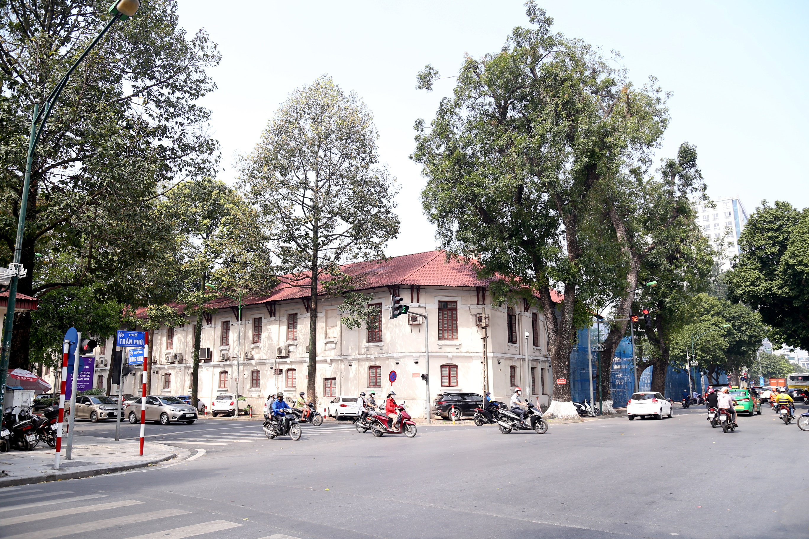 Theo t&igrave;m hiểu, d&atilde;y nh&agrave; 4 mặt phố, nằm tr&ecirc;n khu "đất v&agrave;ng" ở số 61 Trần Ph&uacute; (quận Ba Đ&igrave;nh, H&agrave; Nội) vốn l&agrave; nh&agrave; m&aacute;y cũ được người Ph&aacute;p x&acirc;y dựng từ đầu thế kỷ 20.