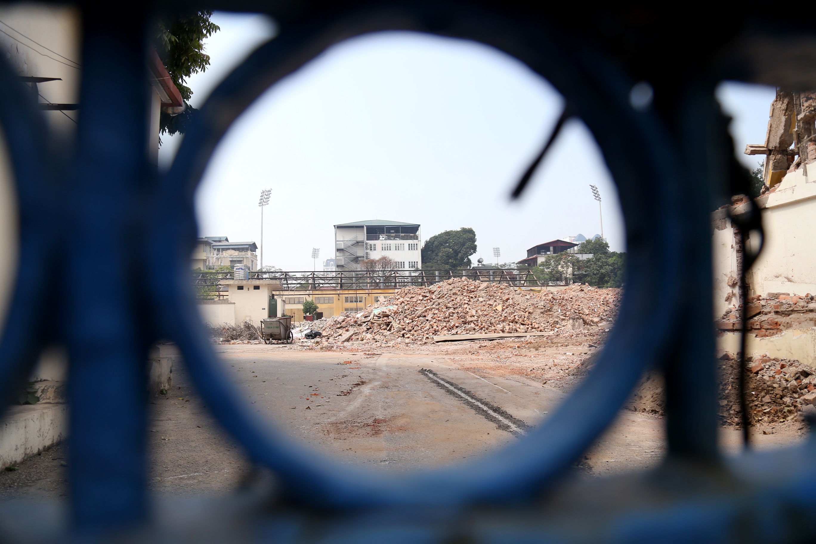 Trong khu đất n&agrave;y nhiều đống gạch vụn, phế liệu đ&atilde; được chất cao th&agrave;nh đống.