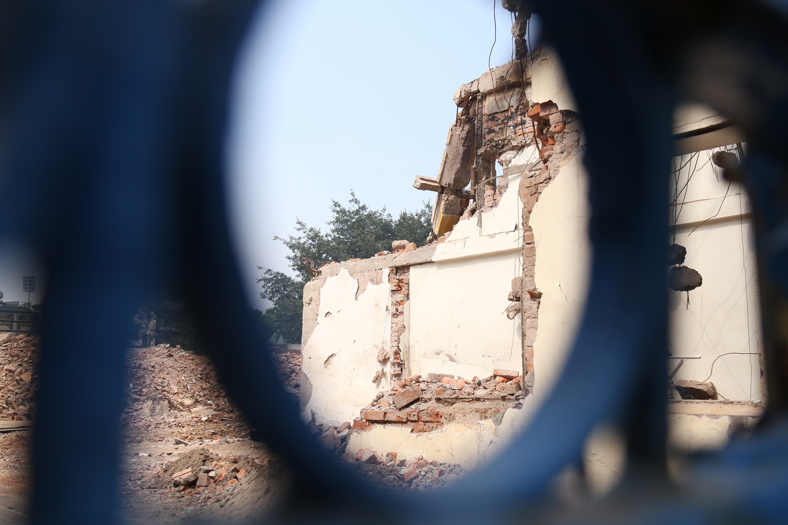 S&aacute;ng nay (7/4), ghi nhận của PV B&aacute;o Giao th&ocirc;ng tại khu đất 61 Trần Ph&uacute; cho thấy, c&ocirc;ng việc th&aacute;o dỡ t&ograve;a nh&agrave; n&agrave;y đ&atilde; được dừng lại như chỉ đạo của l&atilde;nh đạo TP H&agrave; Nội.